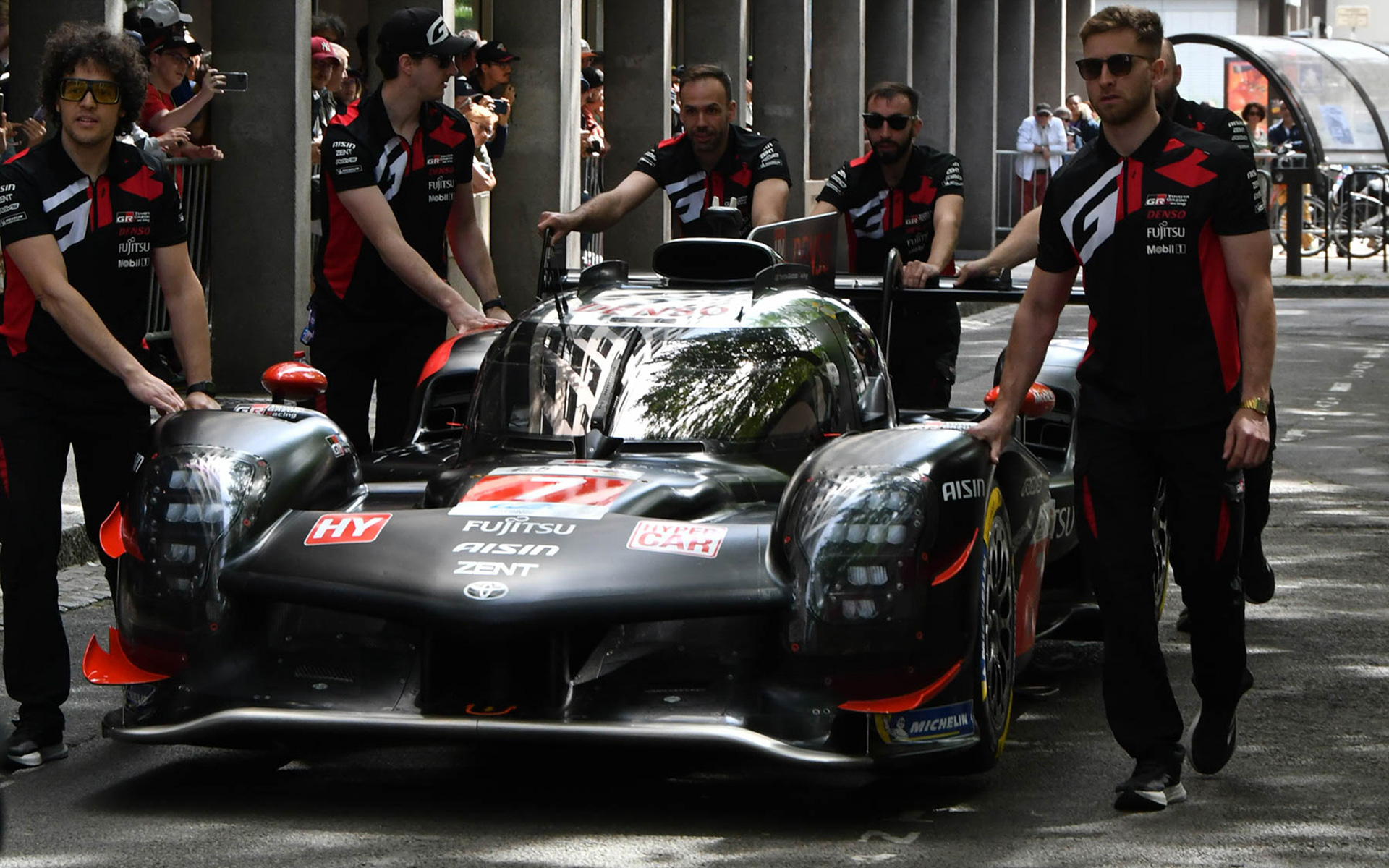 2024年モデルのGR010 HYBRIDが車検場に登場