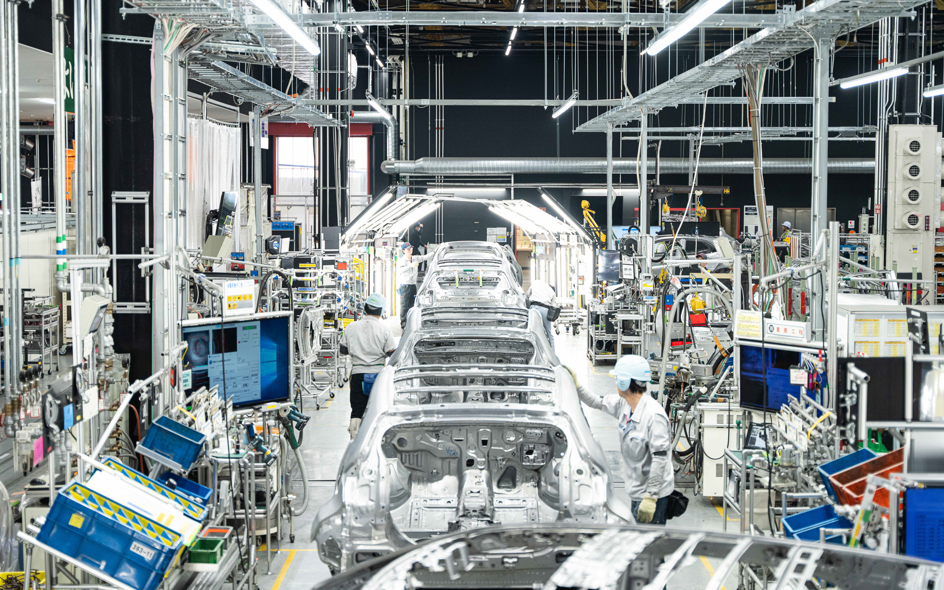 ライトをあてて溶接検査を行なっている