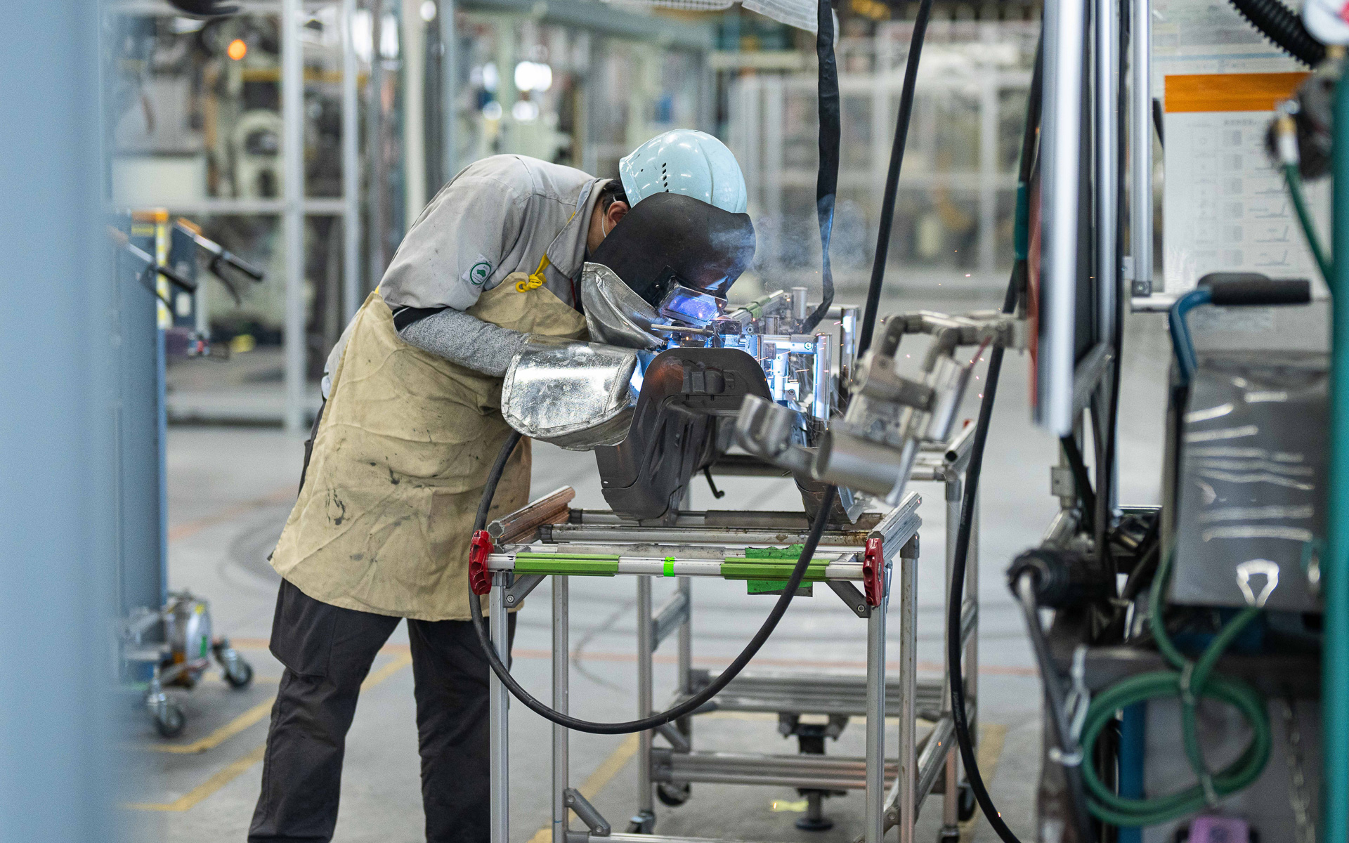 アーク溶接をしているところ。おそらくガスシールド系？