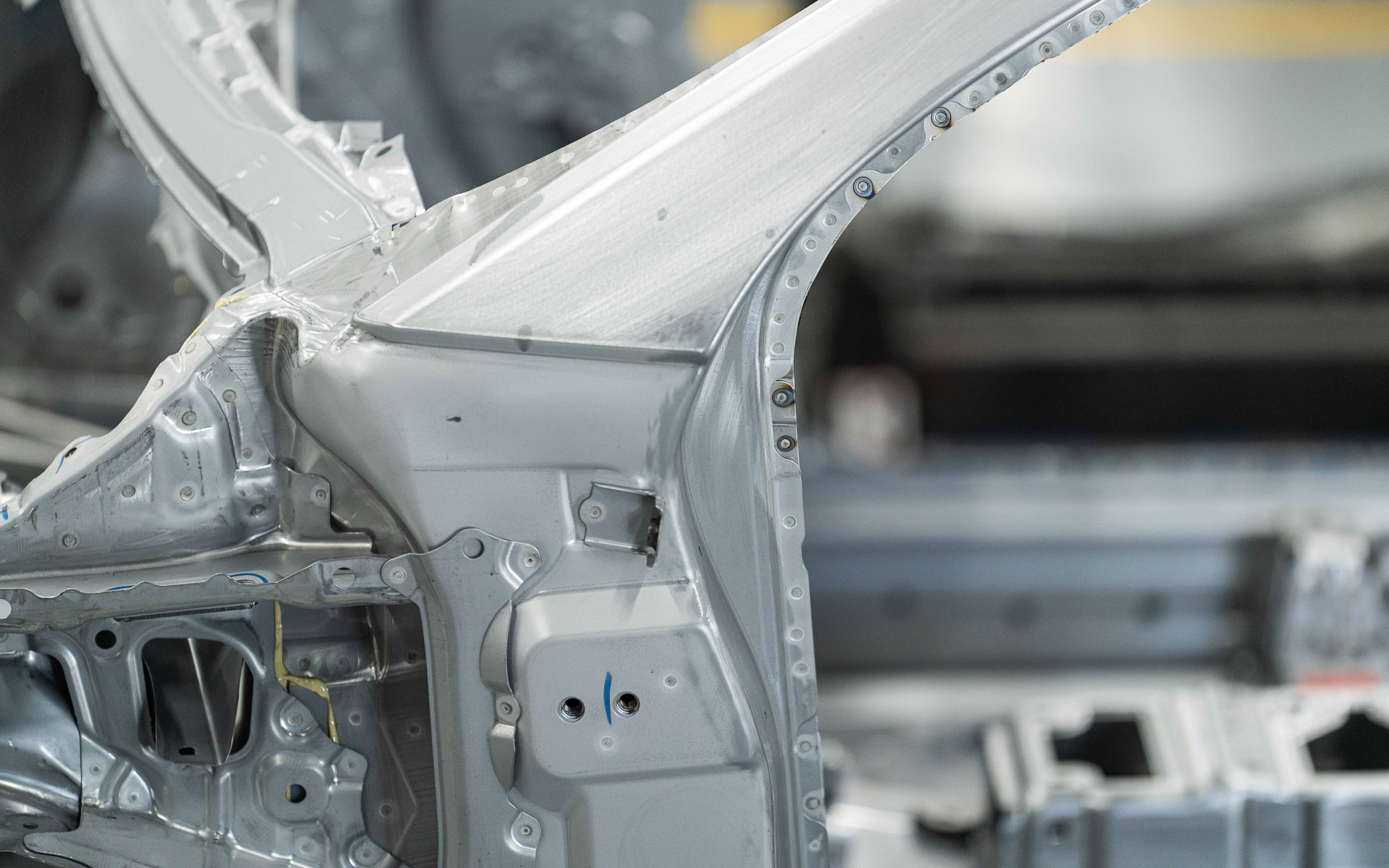 Aピラー付け根のスポット溶接点