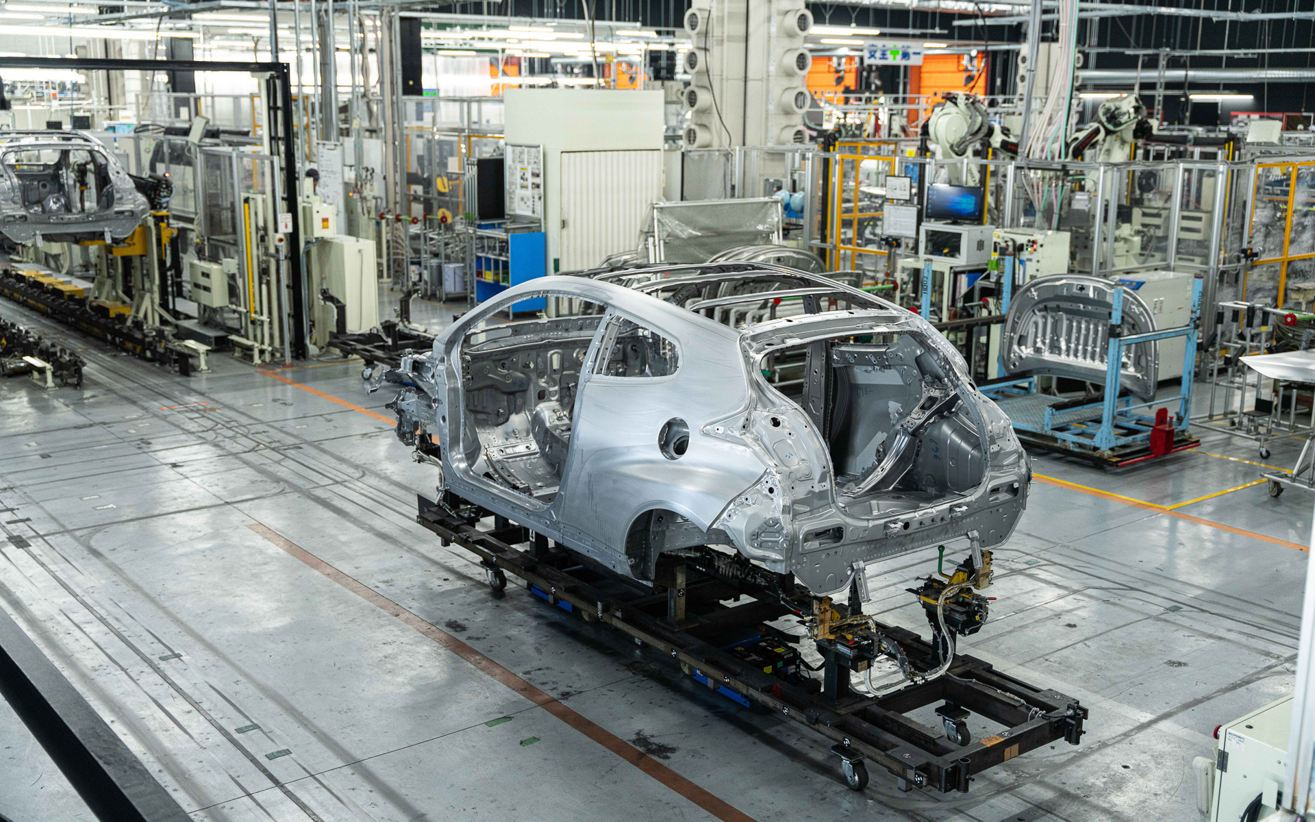 AGVで運ばれていくホワイトボディ