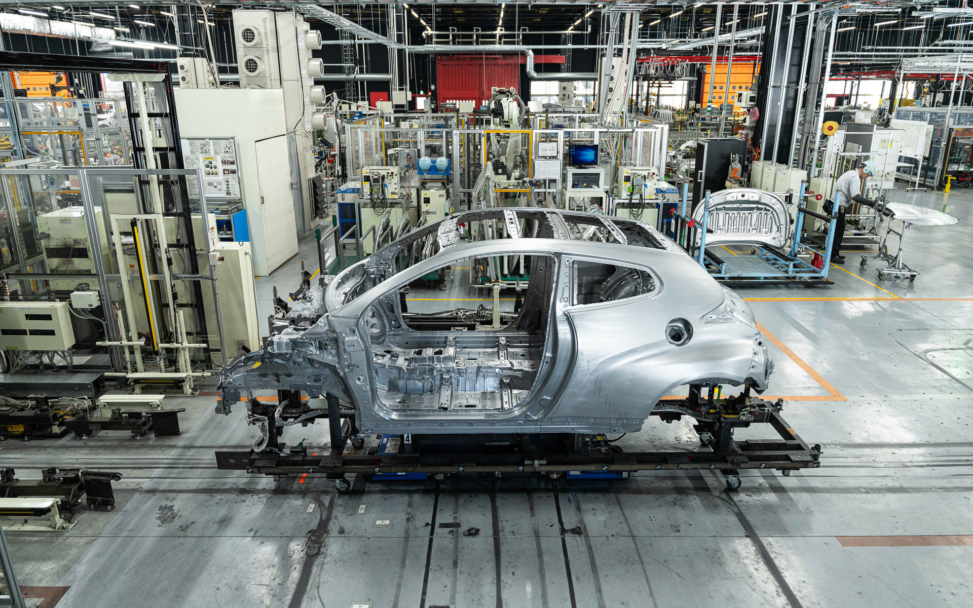 下からAGV、架台、治具、ボディという構成で運ばれている