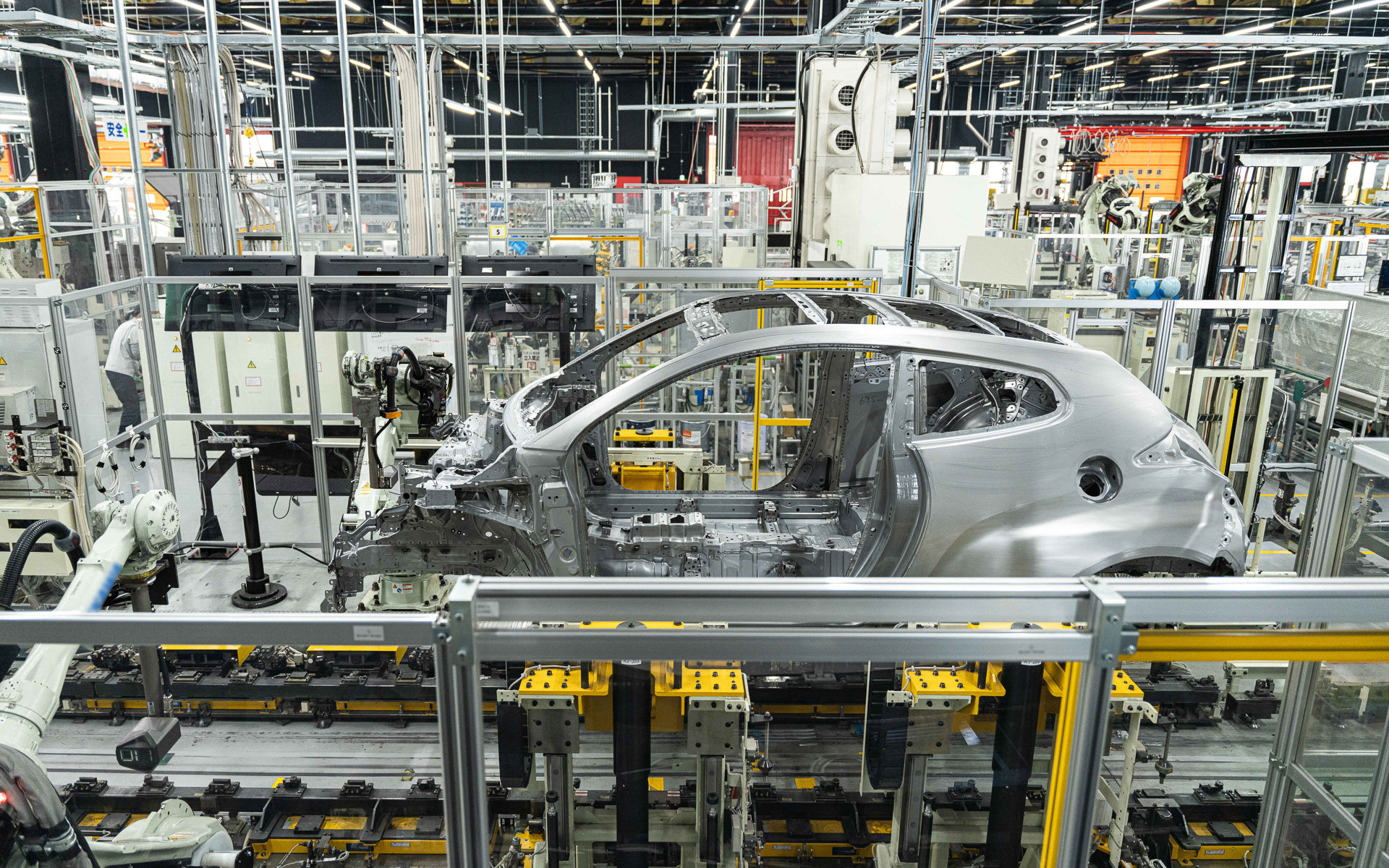 ボディ精度検査セルに入るGRヤリス