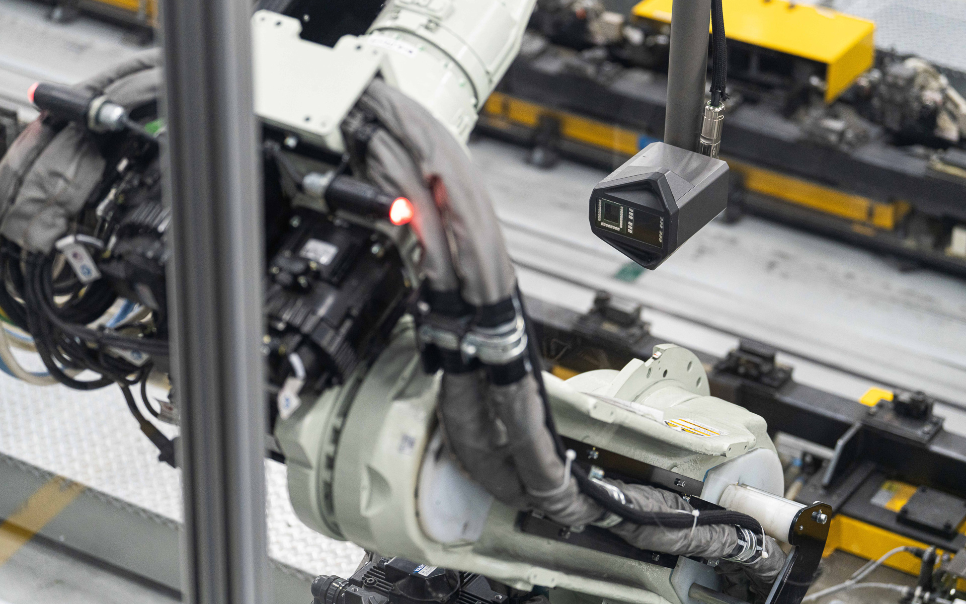 レーザーで精度検査を行なっている