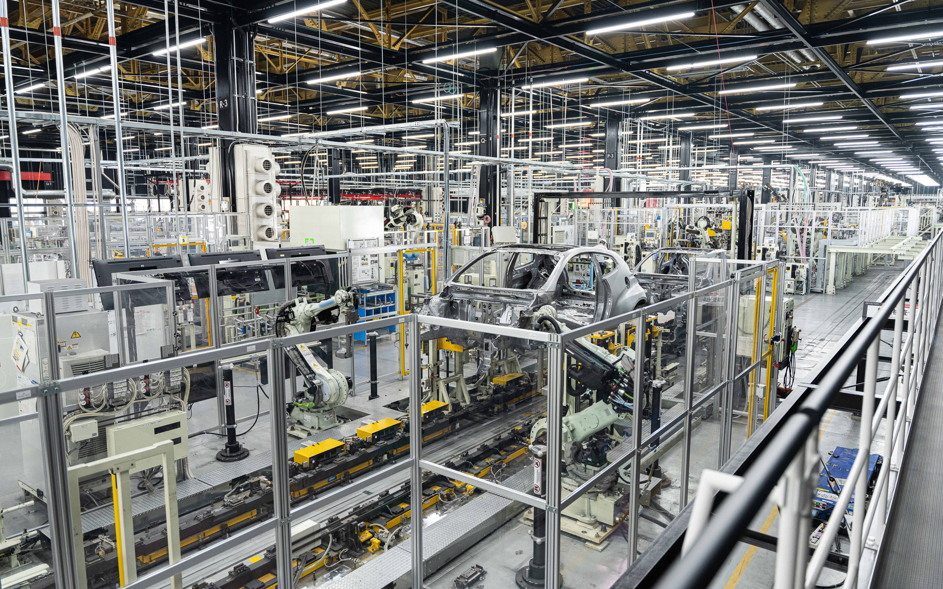 ここではAGVや架台から外れ、精度検査用のラインに乗っている。各部の精度を計測するためホワイトボディを持ち上げる