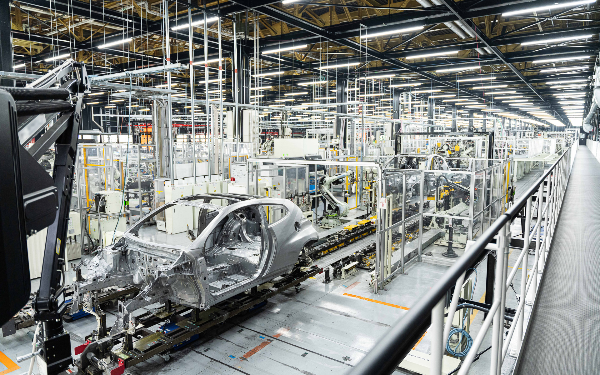 精度検査セル出口では、ボディは下げられ再びAGVに乗せられる