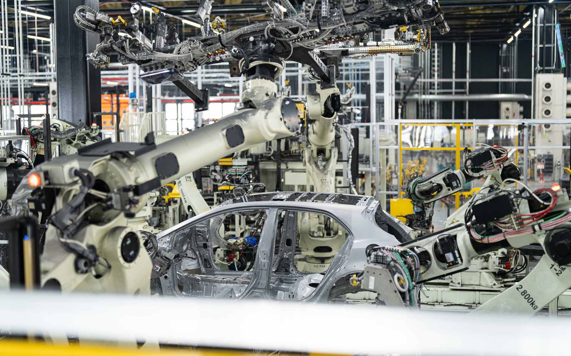 各種のロボットがボディを組み立てていく。左右の精度を出すため同時に行なう場所もある