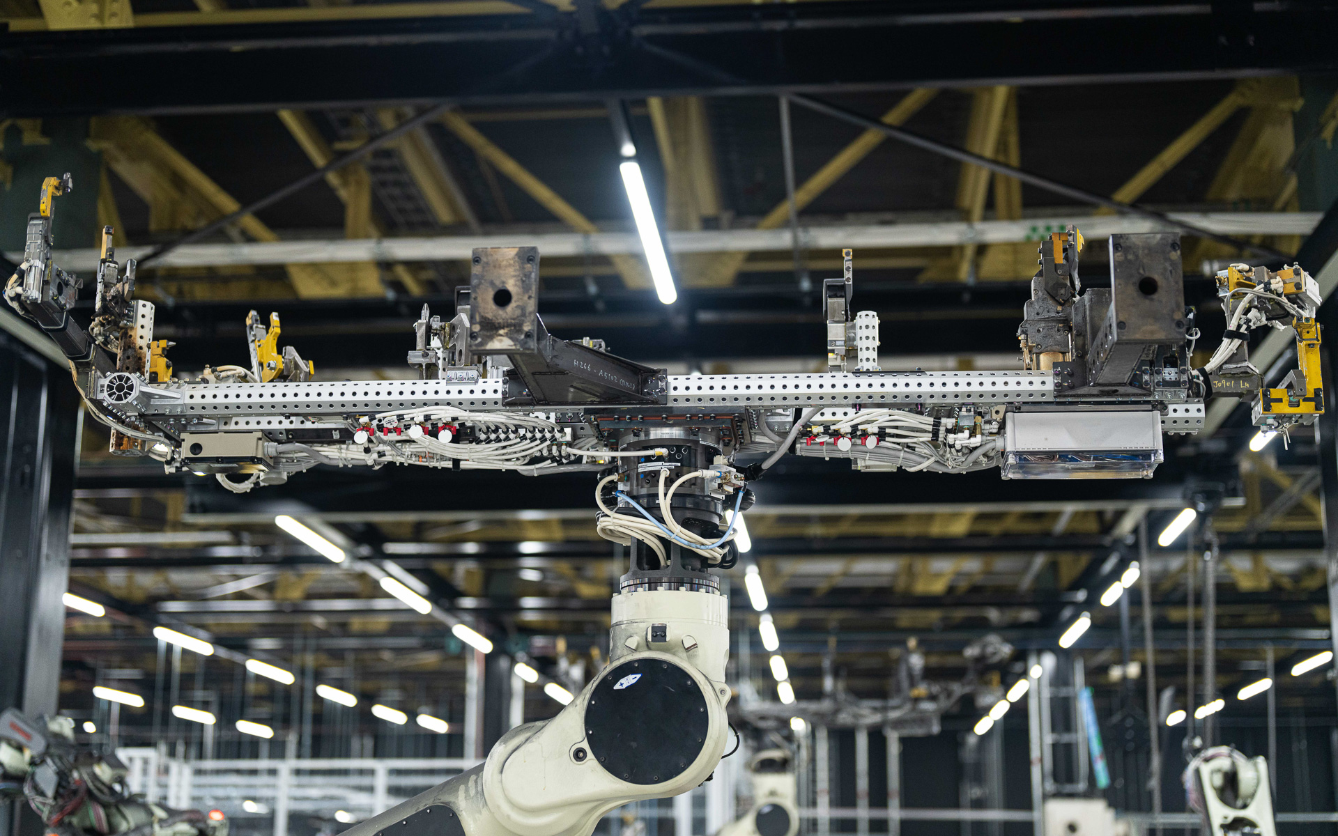 ロボットの先端に取り付けられているパネル用の治具