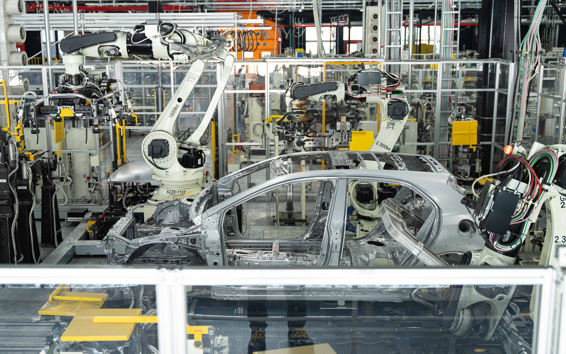 メインボディのスポットの増し打ちもここで行なわれる。正確には通常のヤリスより多くのスポット溶接がプログラムどおりに行なわれている