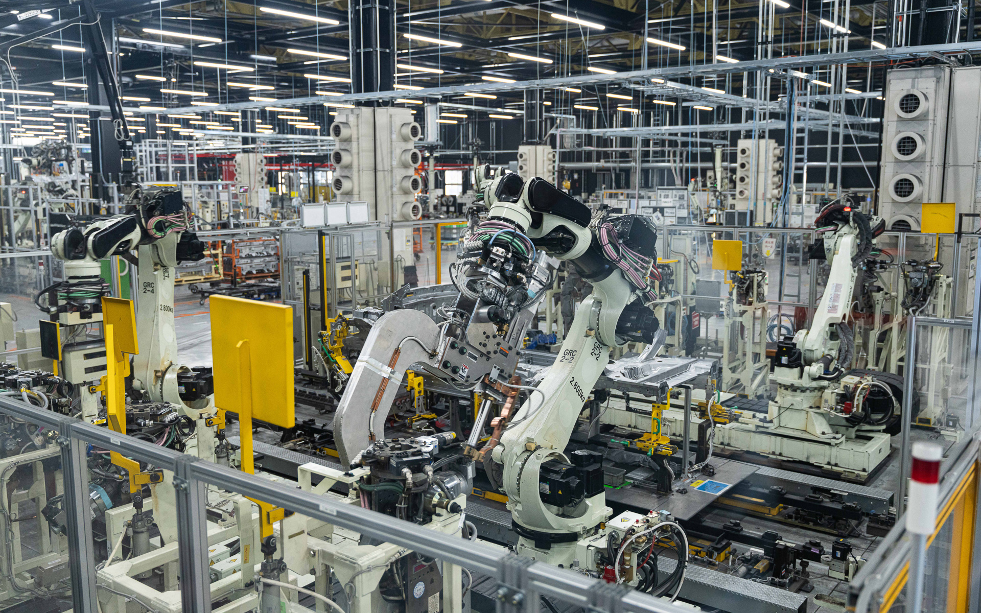 溶接機を同時並行で動作させてアンダーボディを溶接して組み立て