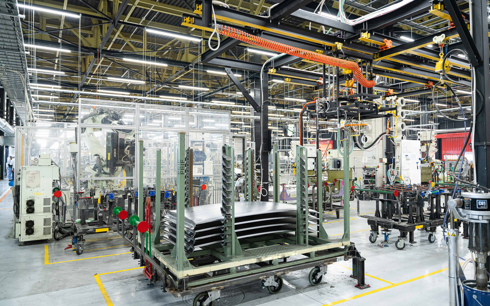 パネルのストックエリア。一定枚数ごとに台車にストックされていた