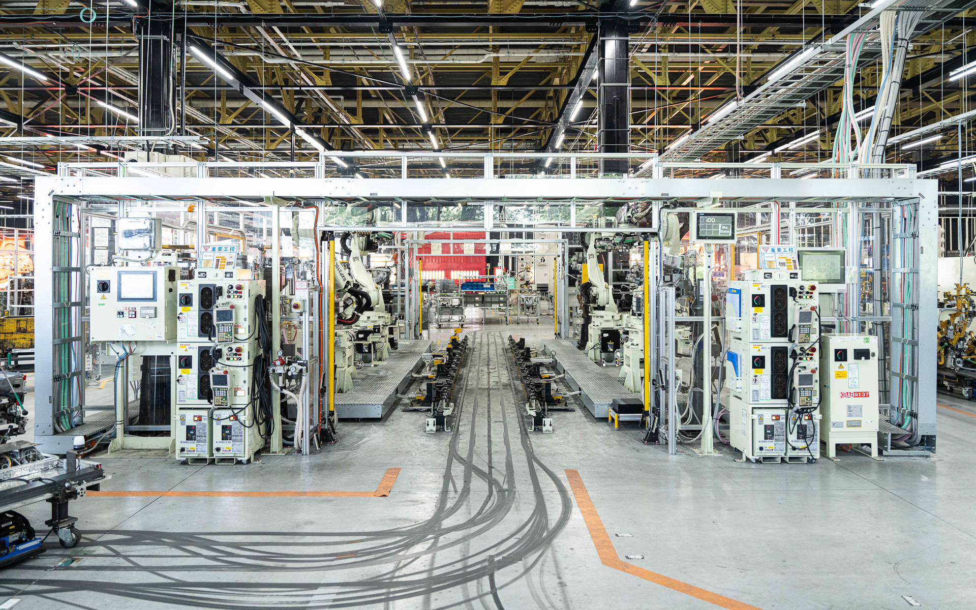 フラットな床面から作り上げられている溶接セル。生産レイアウトの自由度を高めている