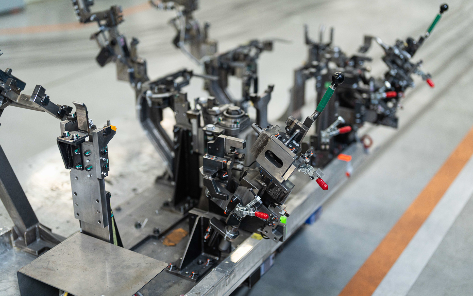 治具。保持位置の調整機構を持っているのが分かる