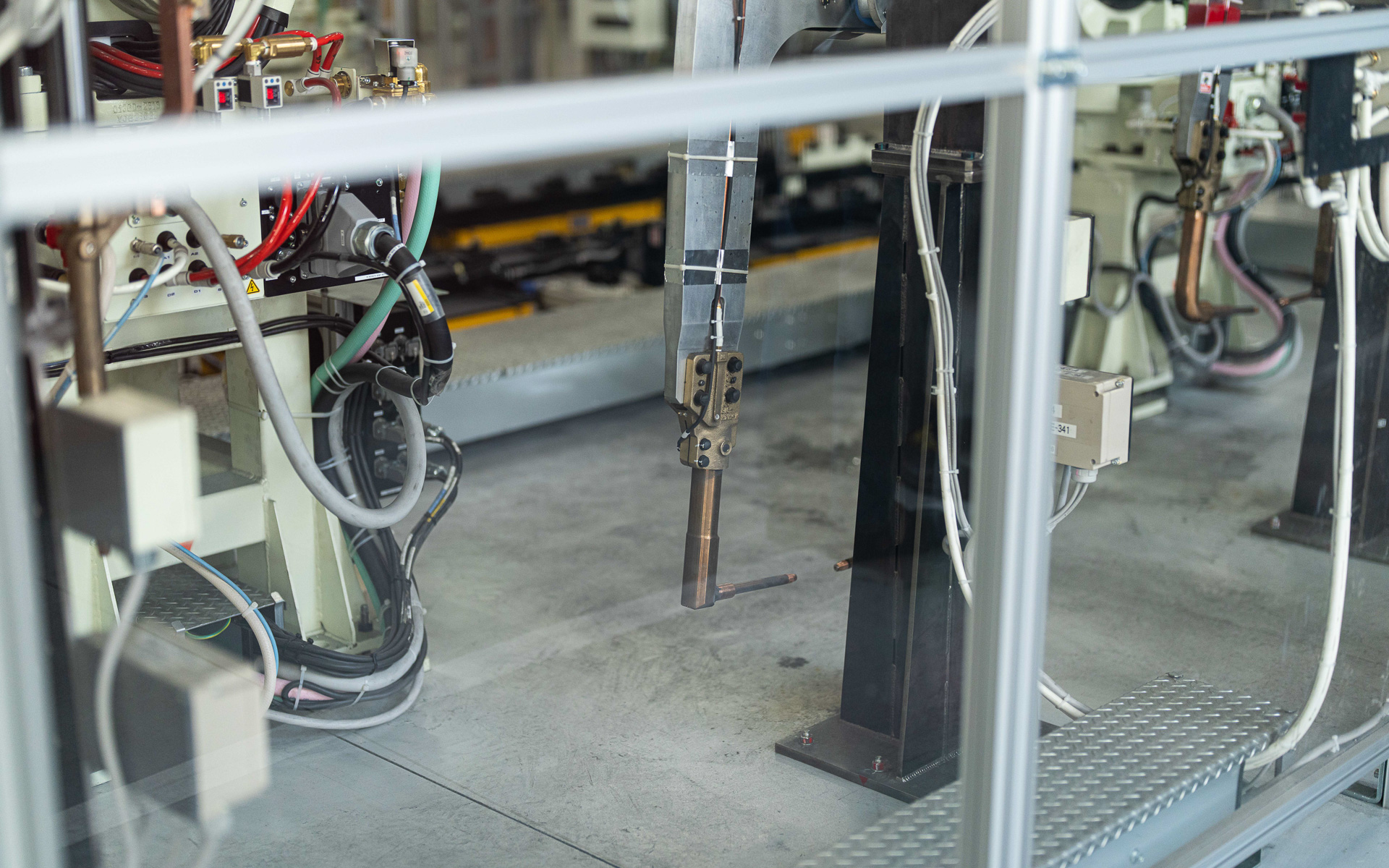 溶接ロボットに取り付けられているスポット溶接機