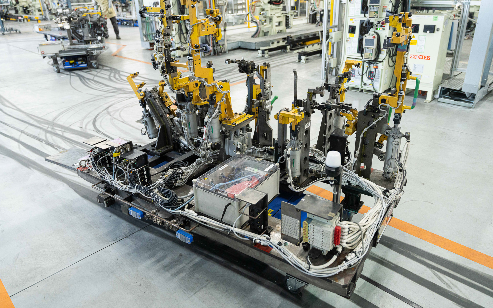 GRファクトリーのAGV。AGVの上に架台があり、このAGVではその上に治具が乗っていた