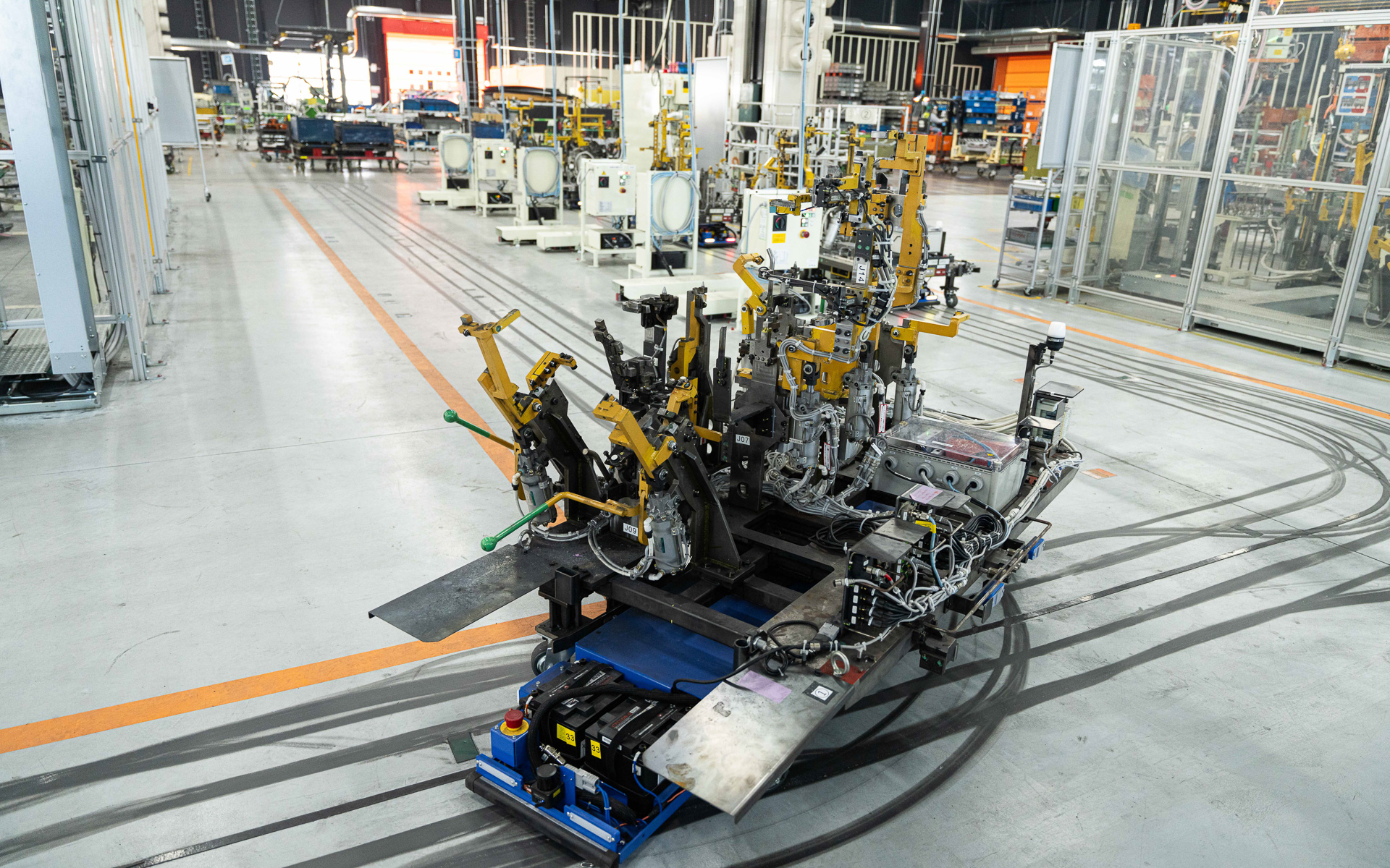 自律走行するAGV。目的の場所に移動している