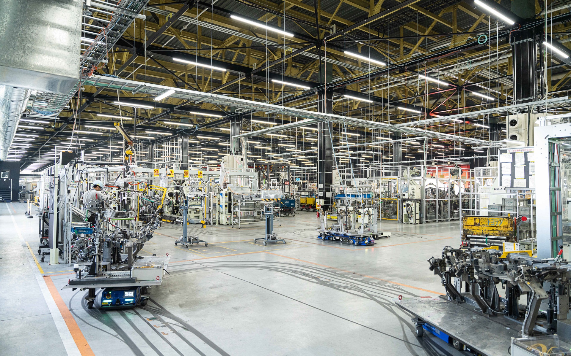 AGVでライン（らしきもの）が構成されているGRファクトリー