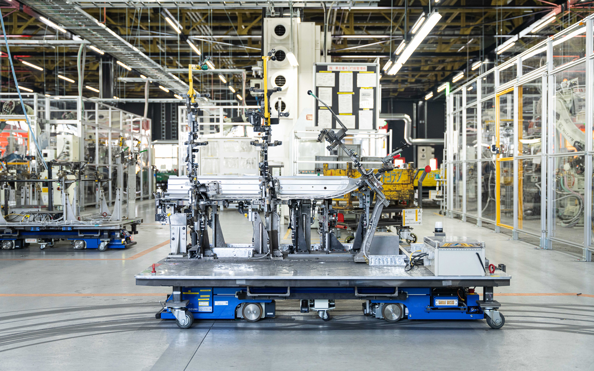 AGVを横から見たところ。ブルーの台車がAGV