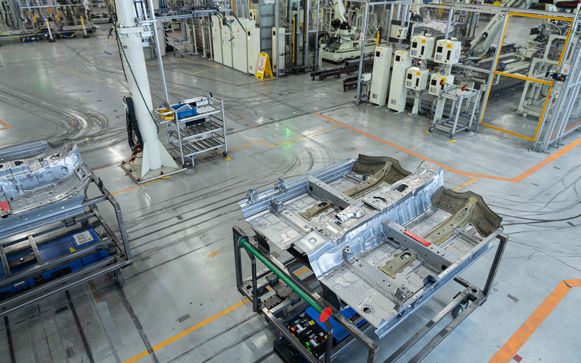 アンダーボディを運ぶAGV