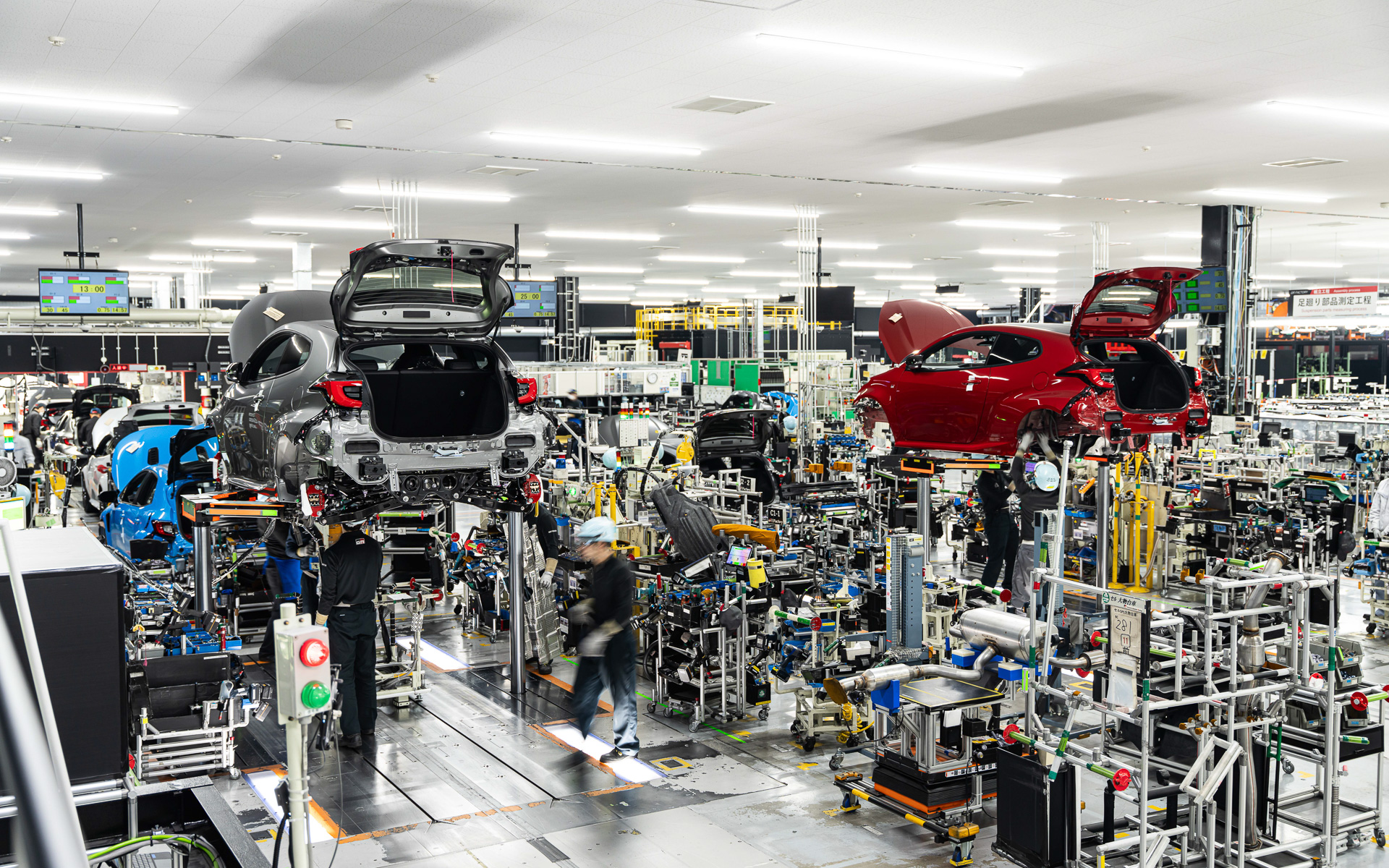 左のラインのブルーボディはGRカローラ、ガンメタリックはGRヤリス。複数車種の混在生産が行なわれている