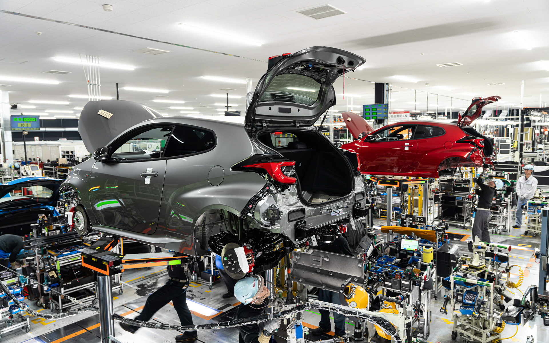 GRファクトリーで生産が進む進化型GRヤリス。