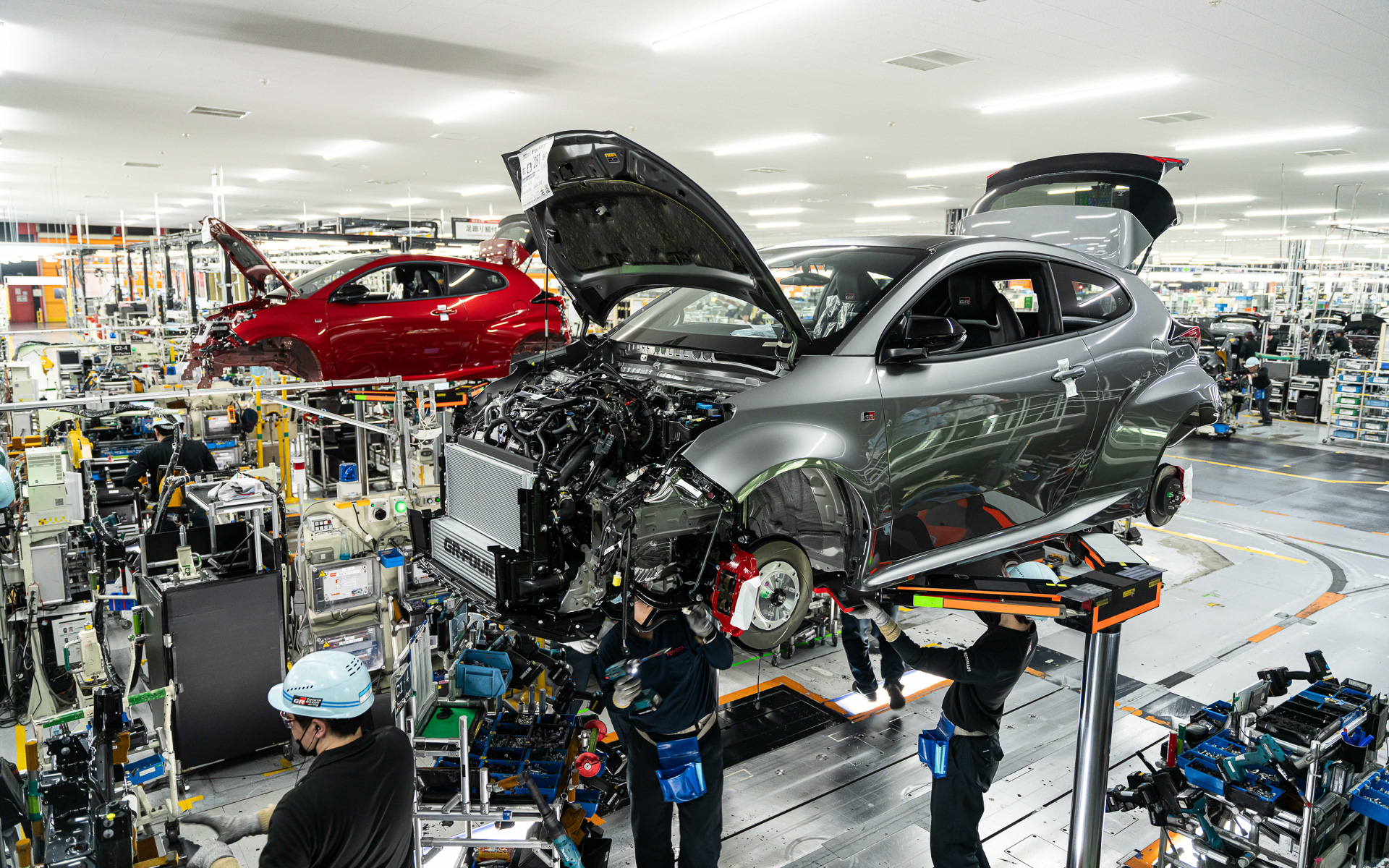 手前と奥のラインの作業は同じ。生産台数に応じてラインを横展開できるようになっている。各作業セル間の移動にはAGVを用いるため、柔軟度が高い