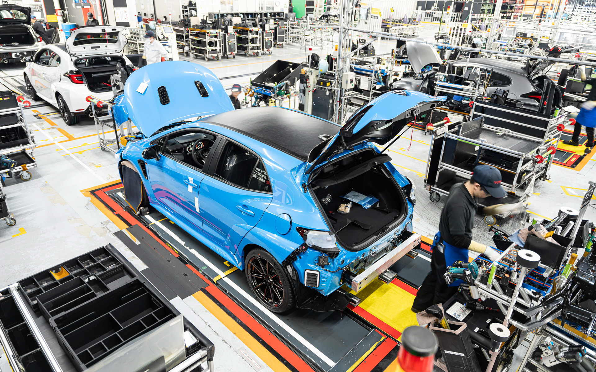 ジャッキから下ろされて各部品の取り付け