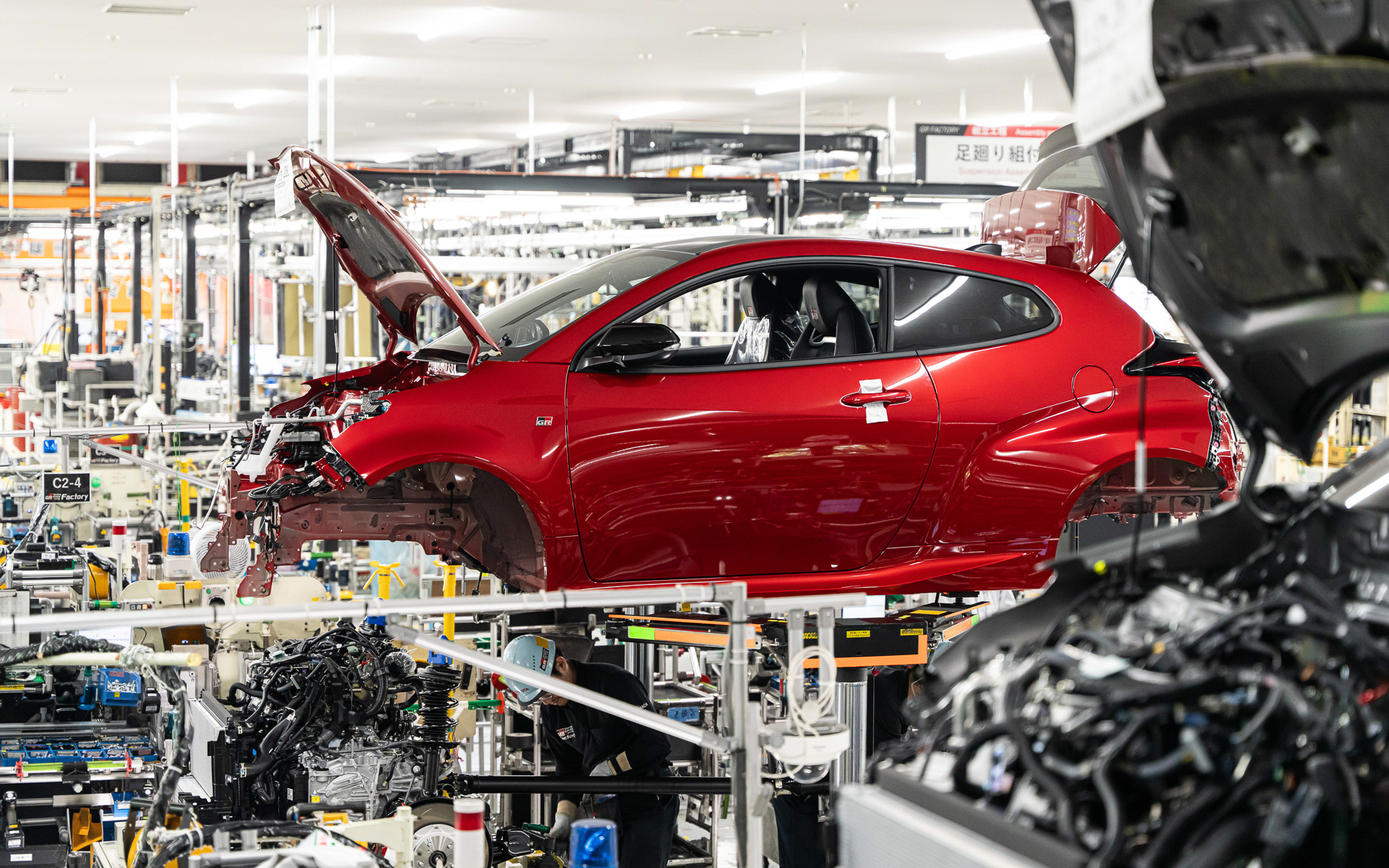 奥のクルマはこれからエンジンユニットなどが取り付けられるようだ