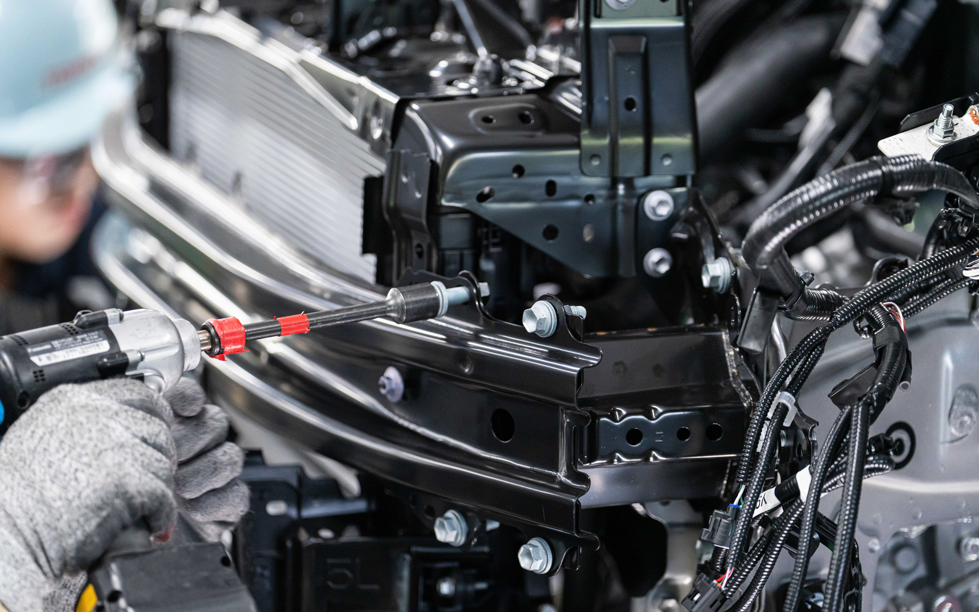 電動工具で止めていく。工具のアタッチメントには色のついたビニールテープが巻かれており、サイズが一瞬で分かるようになっているのだろう