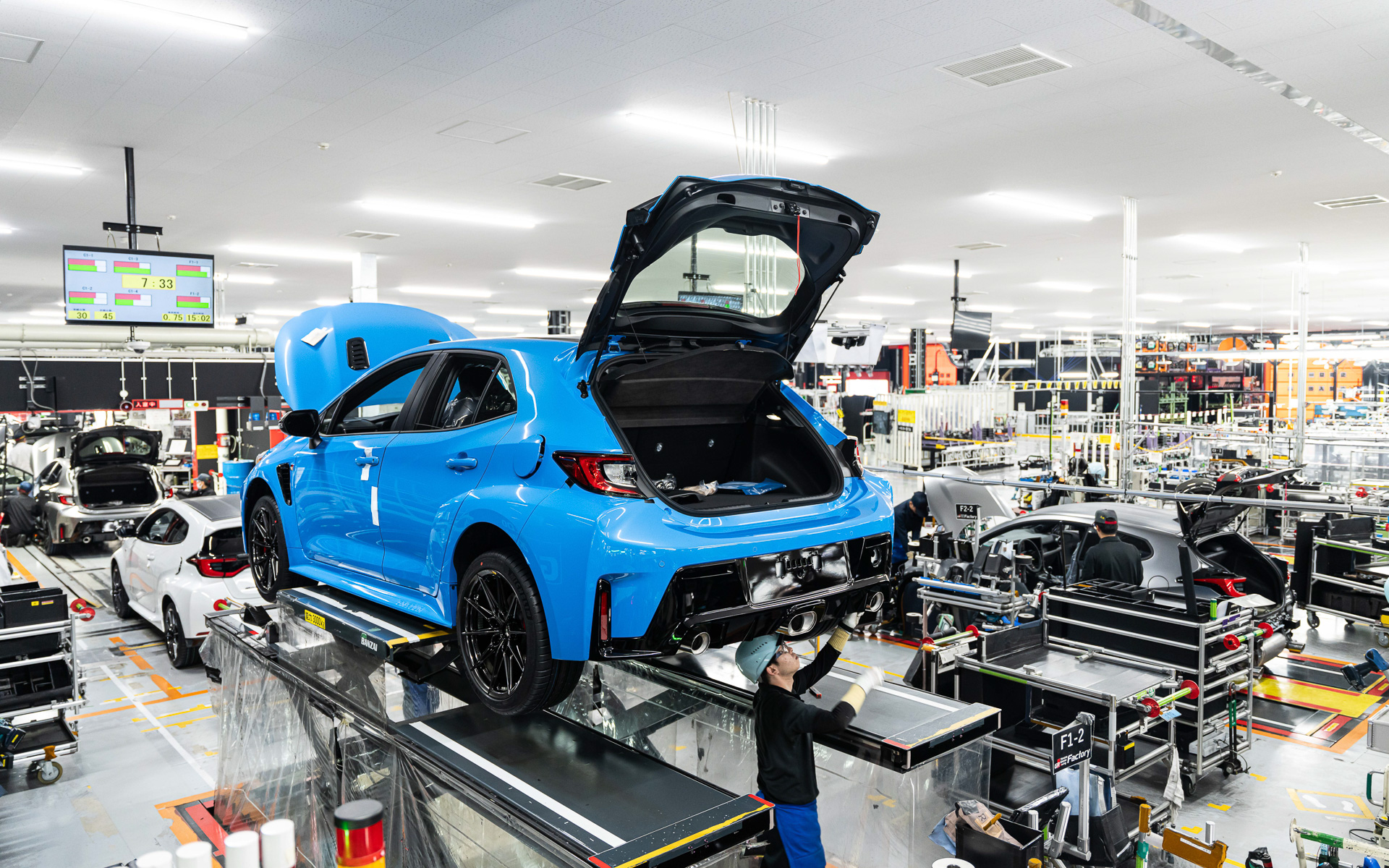 ジャッキアップしてリアまわりの取り付け