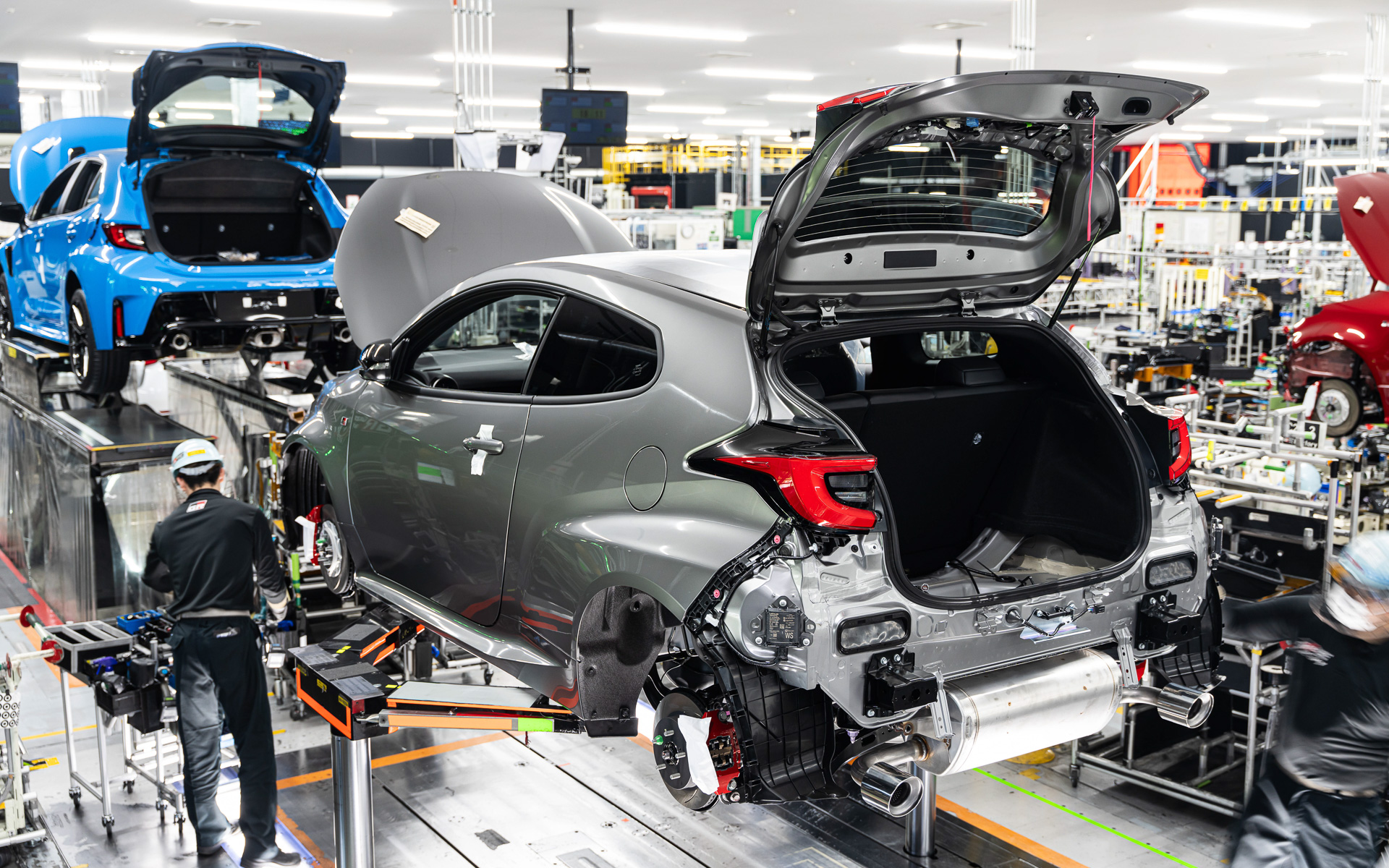 こちらは手前の工程。タイヤをここで取り付ける