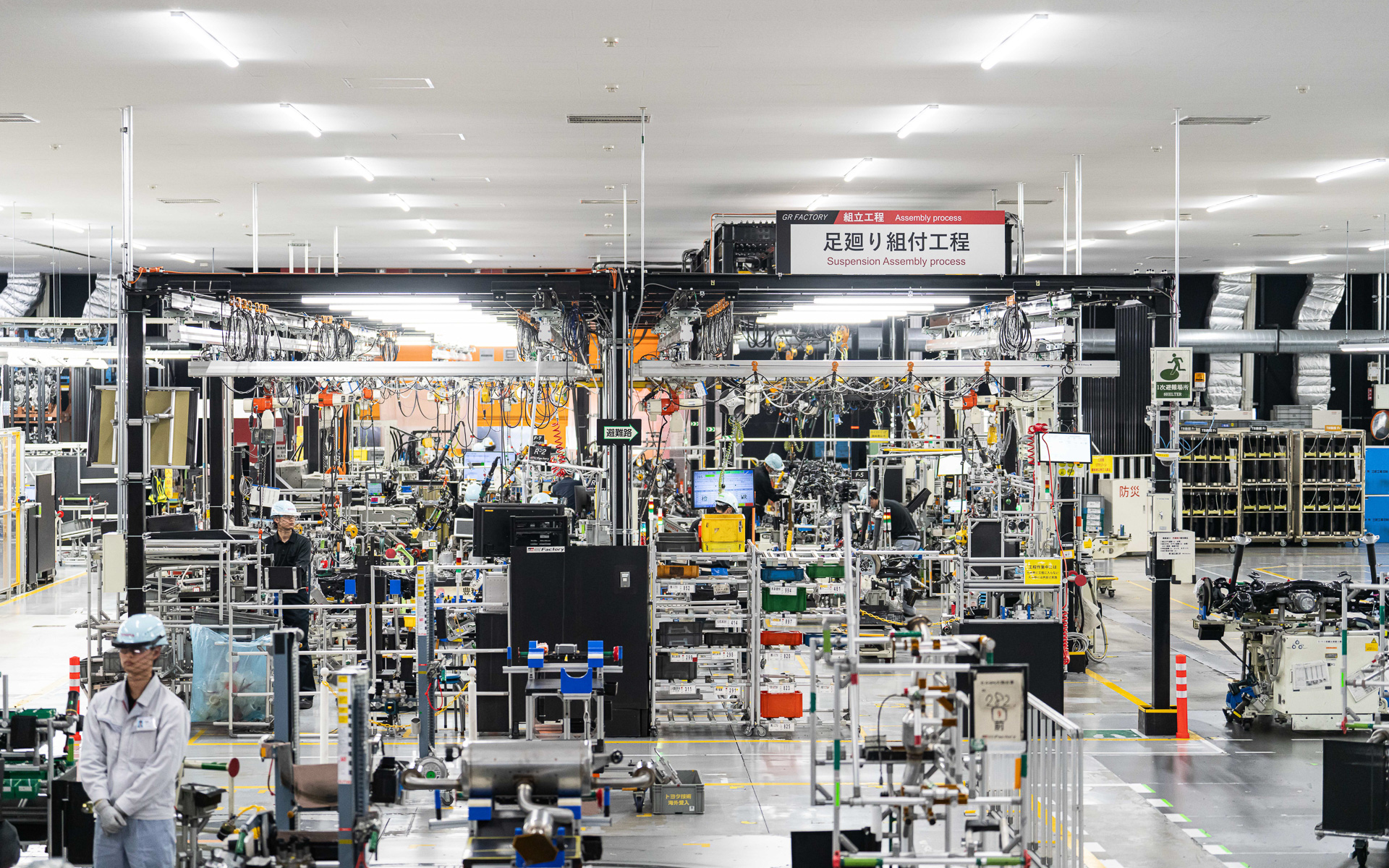 足廻り組付工程。ここで足まわり部品が組み立てられている