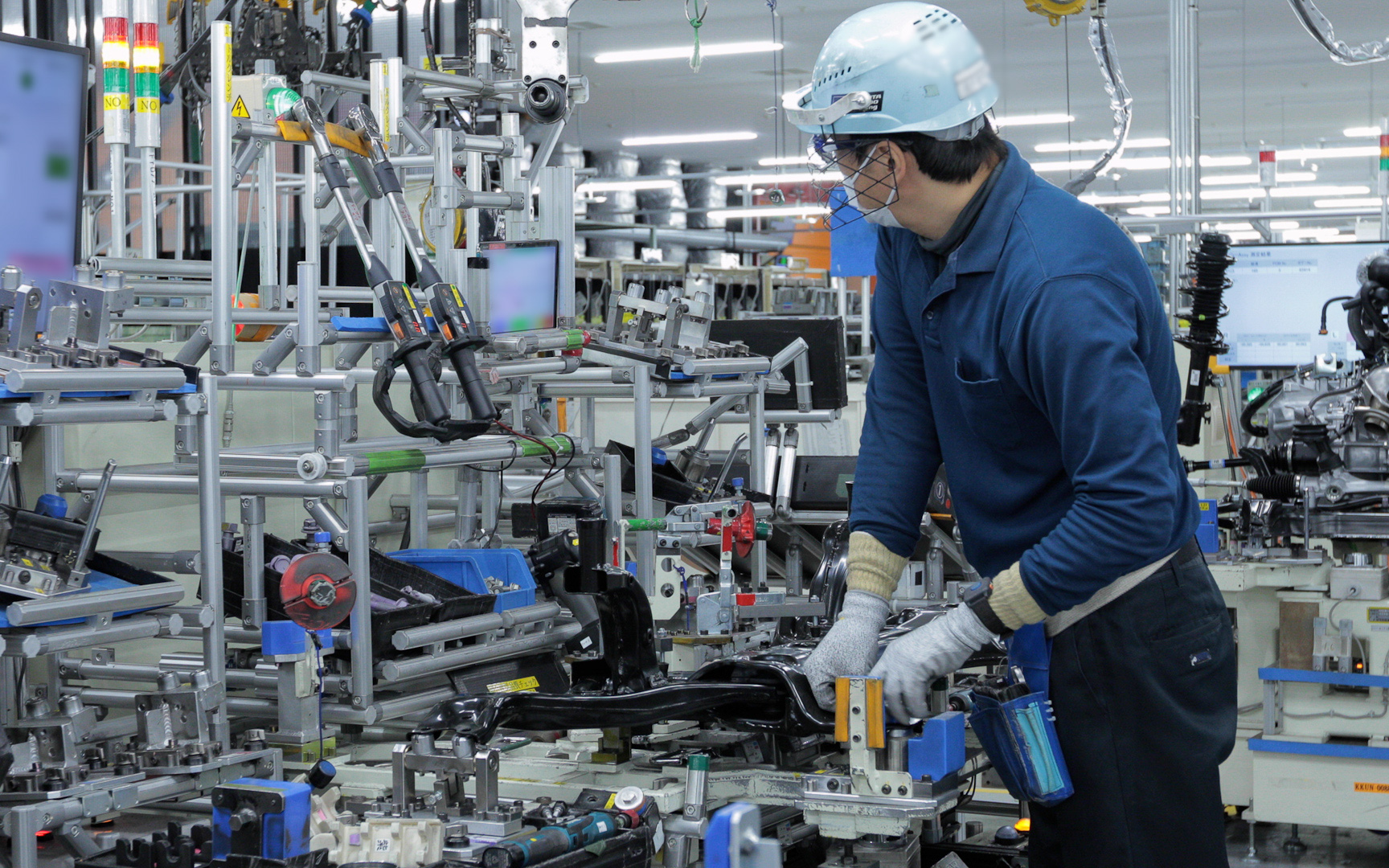 足まわりの組み立てへ向けて治具にセット