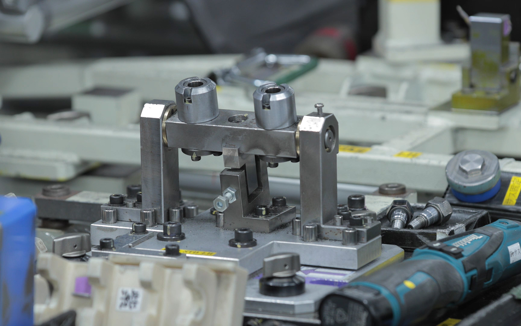 足まわり部品取り付け治具。微妙なスライド機構が入っており、部品公差によって移動する