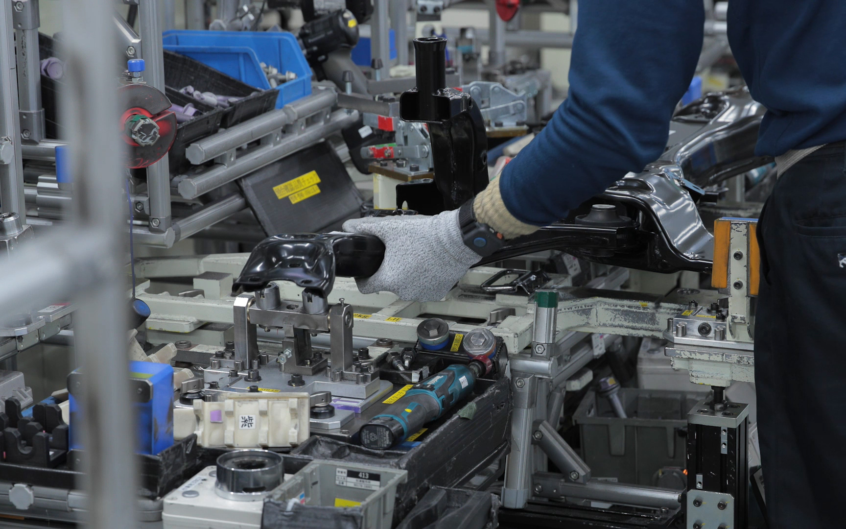 治具に足まわり部品を取り付ける