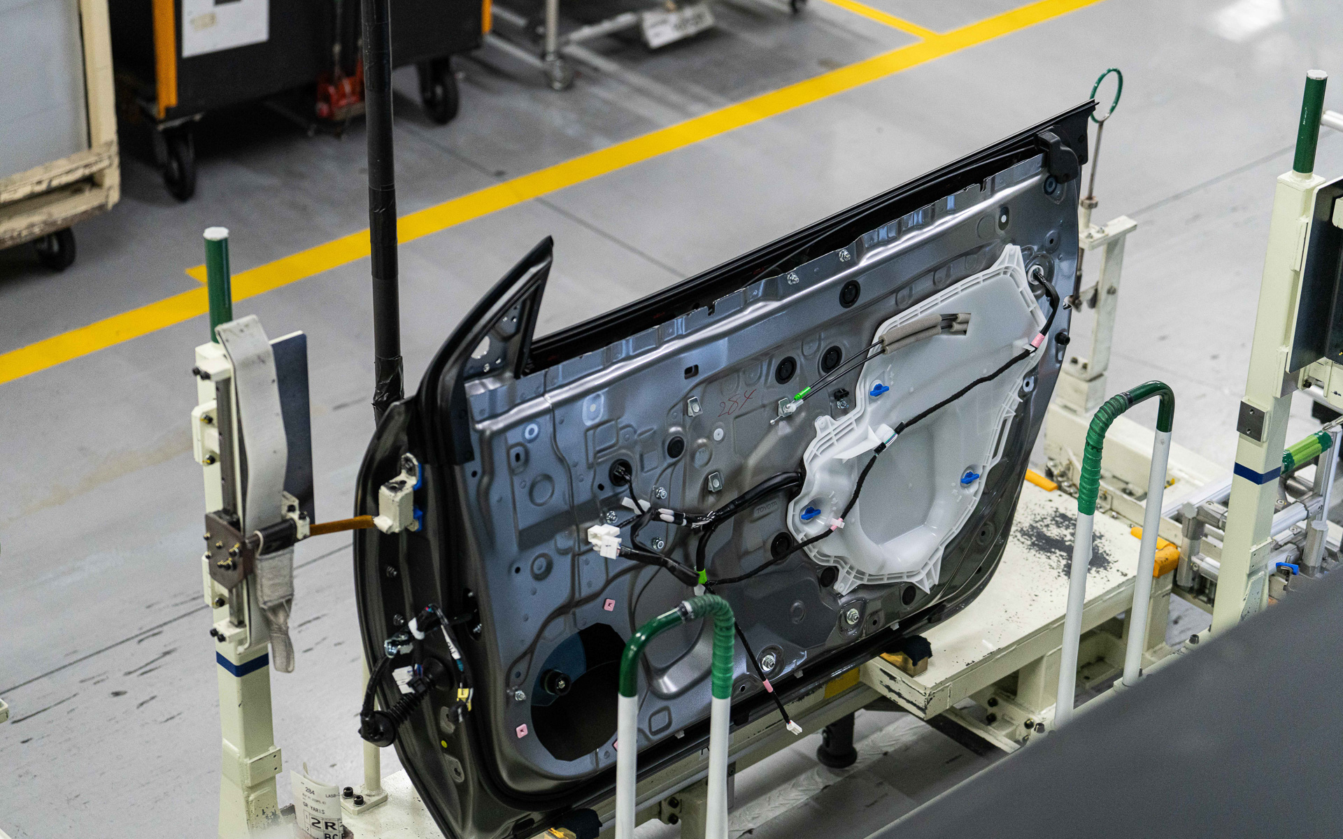 ドアは外されて、内装などを取り付け終わった後、再び同じ車両に取り付けられる