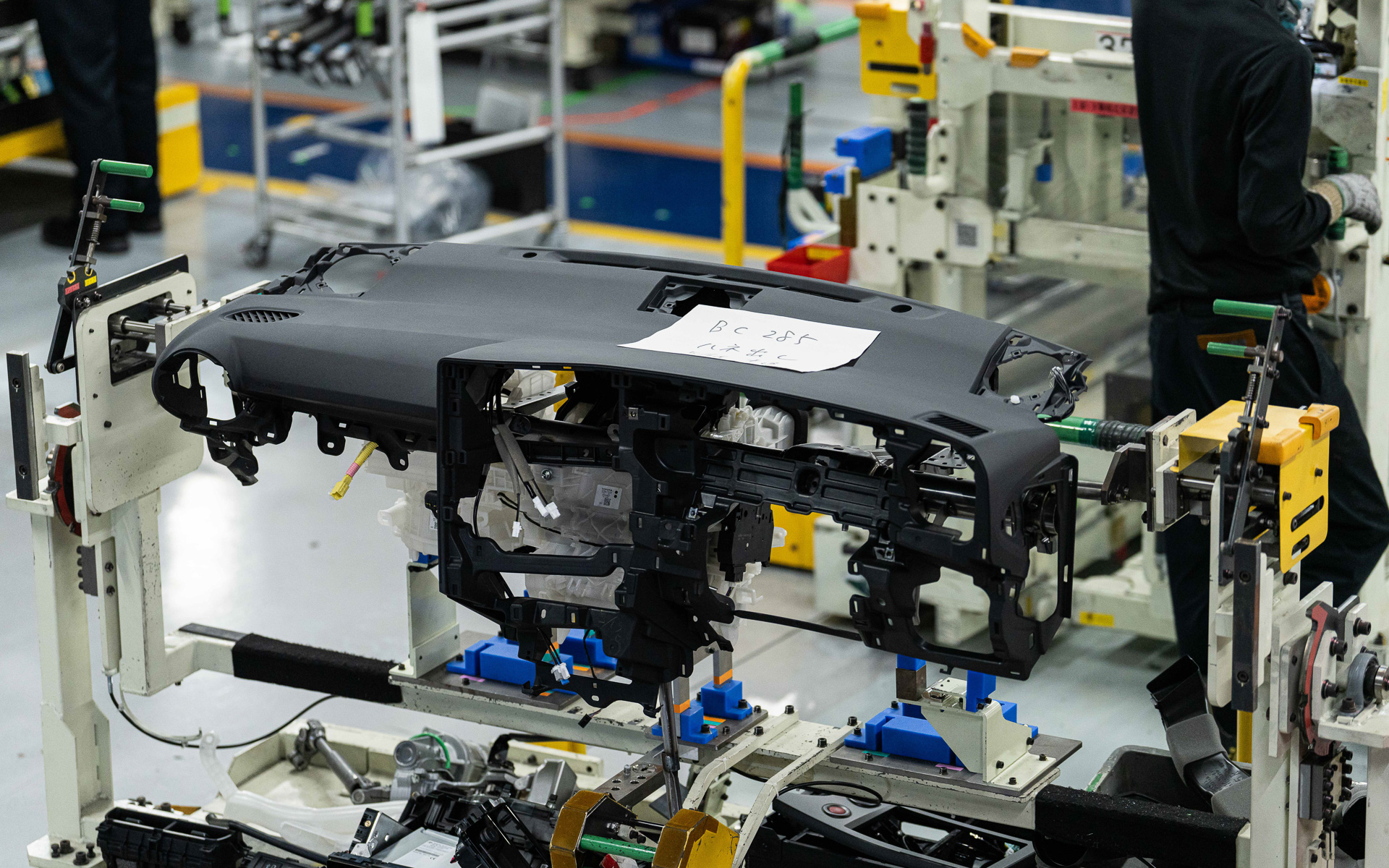 部品として入ってきたインパネ。中央部や運転席側に傾いた形状から進化型GRやリス用ということが分かる