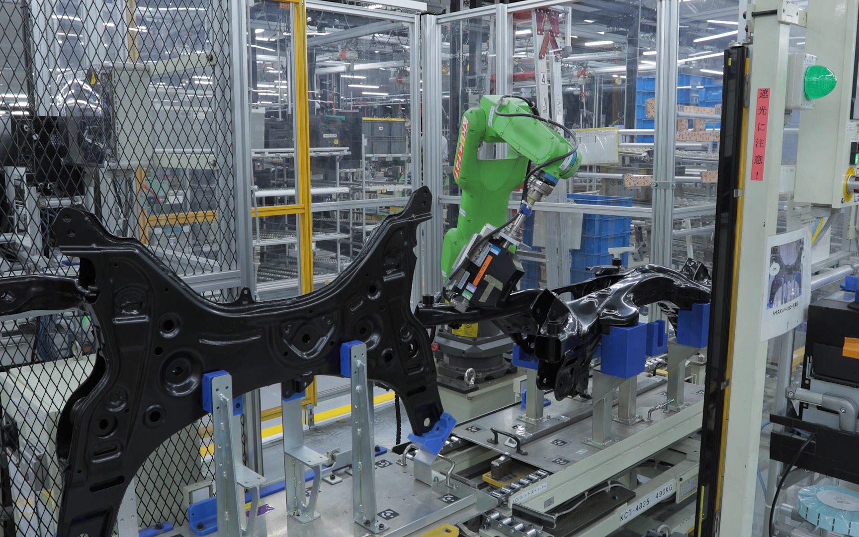 足まわり部品の測定エリア。フロントアーム、リアアームの穴位置を全数測定