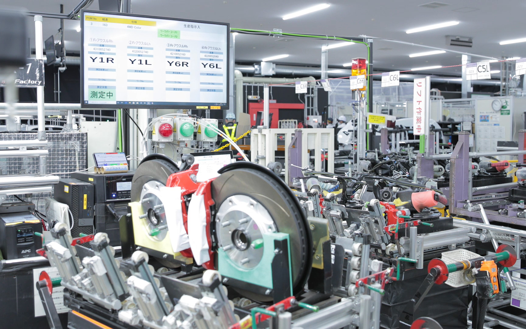 ブレーキキャリパーなどの測定エリア。左右差などもここで解消していく