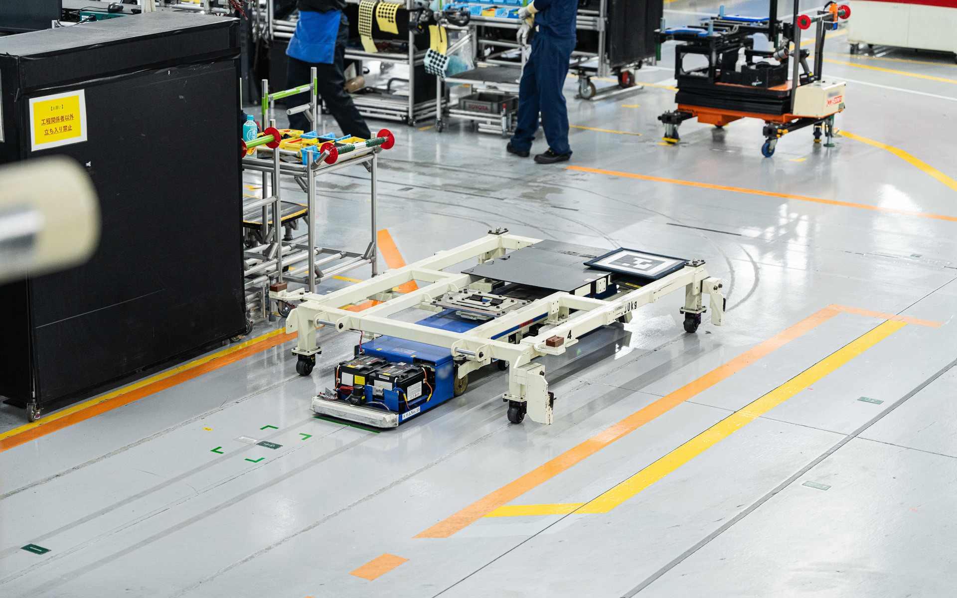 組立工程を走るAGV。組立工程も移動はすべてAGVによって行なわれている