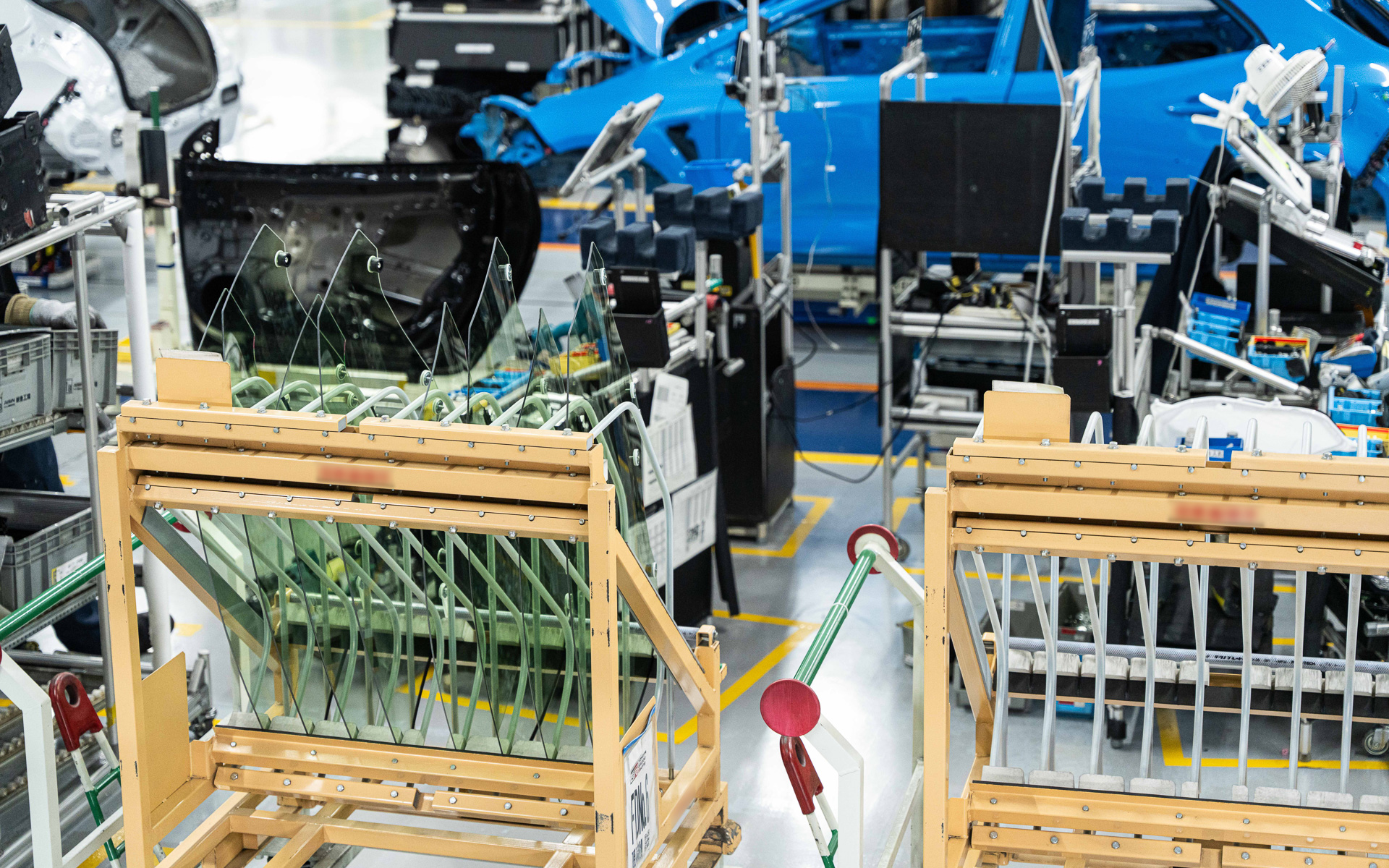 組み立てを待つウィンドウ部品