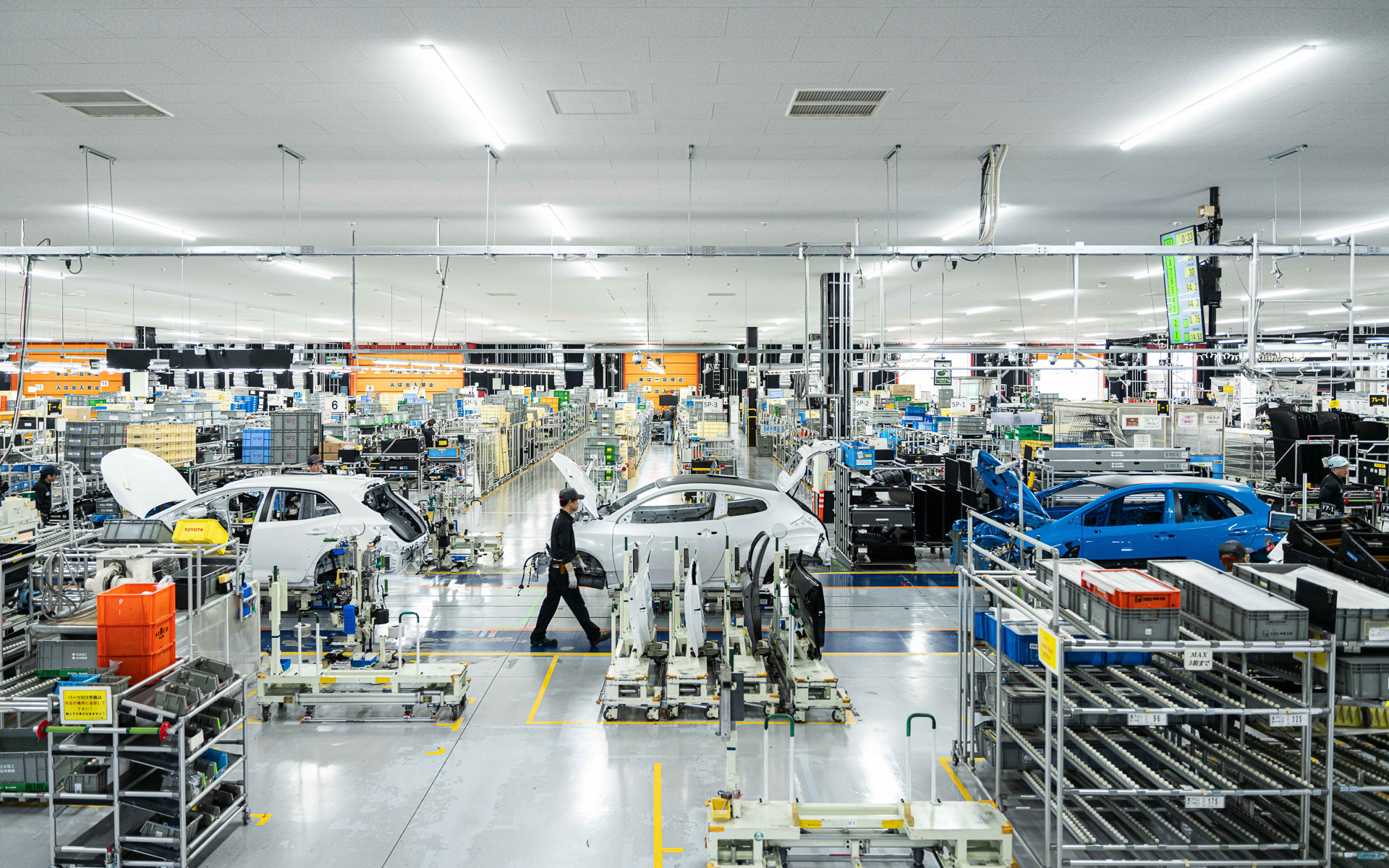 塗装を終え、組立工程へ向かうGRカローラとGRヤリスとGRカローラ