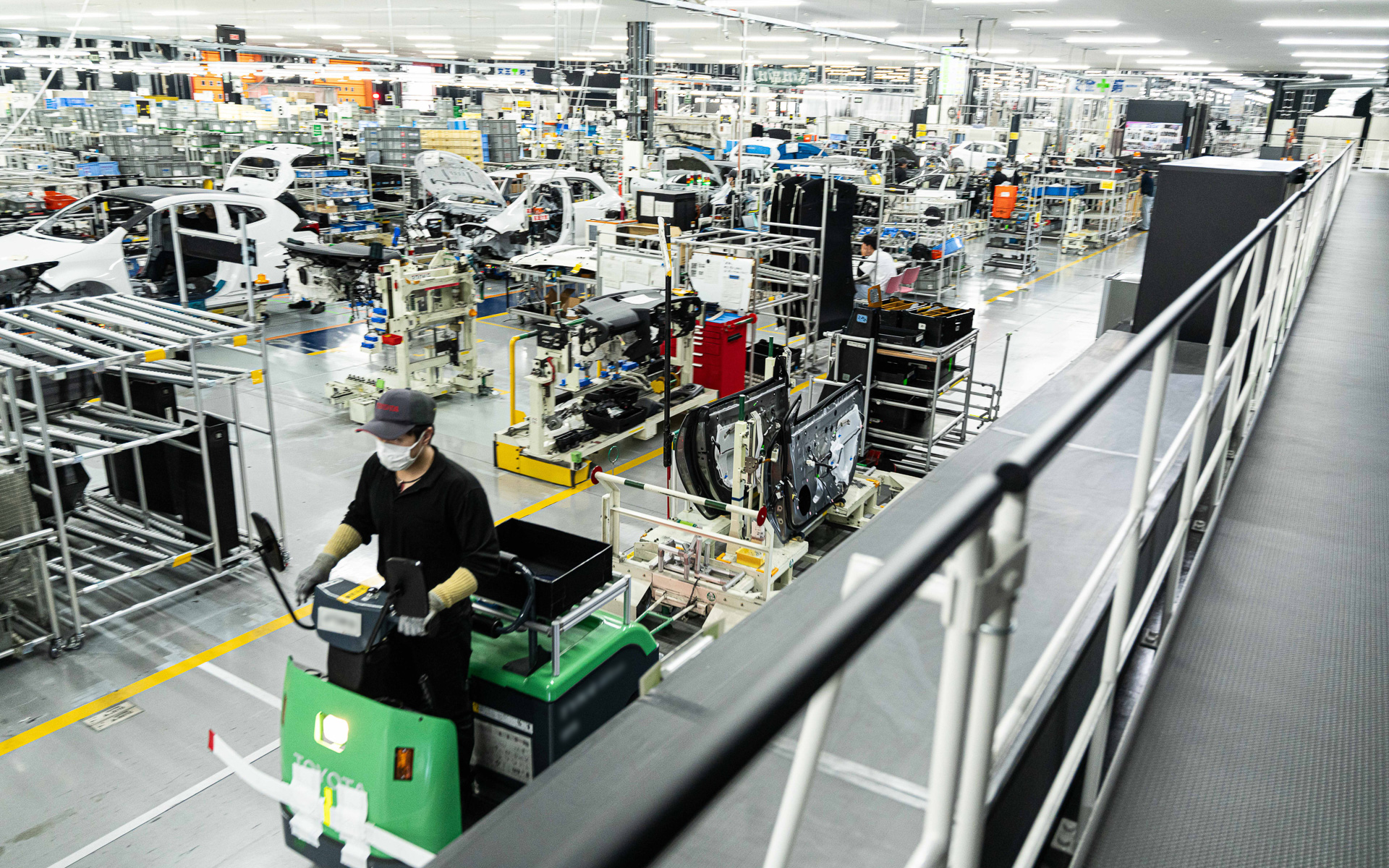 取り付けセルへ大型部品を運ぶ。配送のすべてが自動化されているわけはないようだ