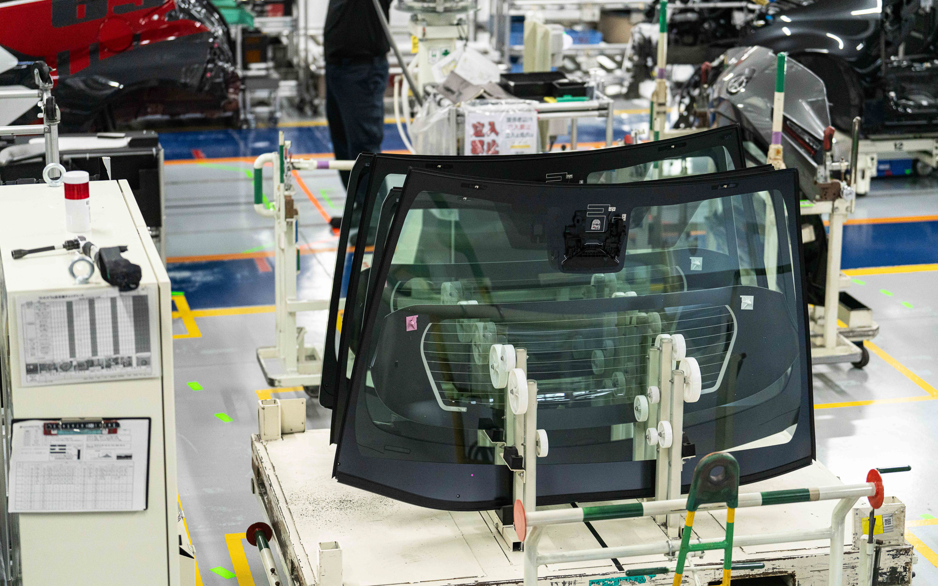 取り付けを待つリアウィンドウ