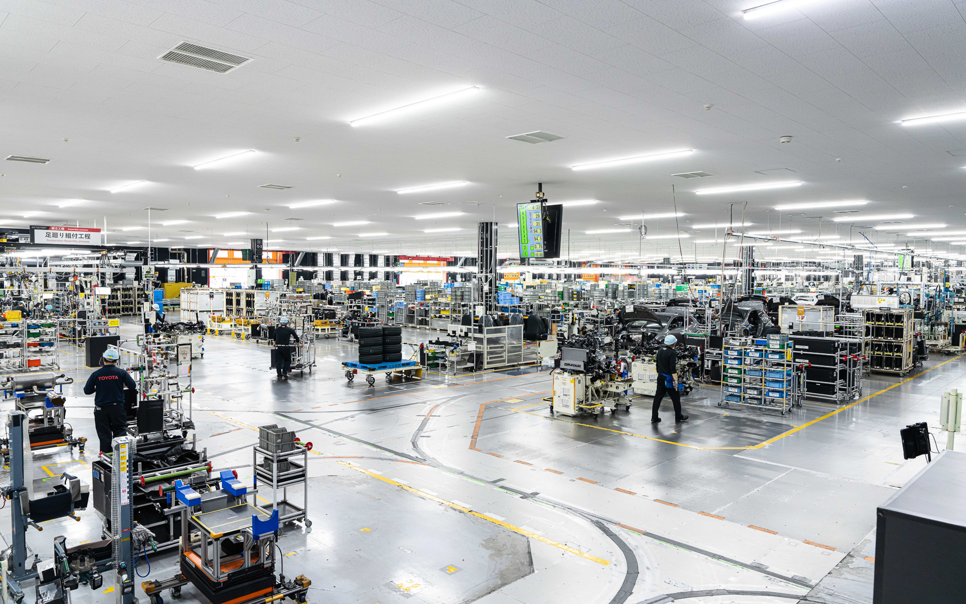 組立工程全景。こちらも床がフラット