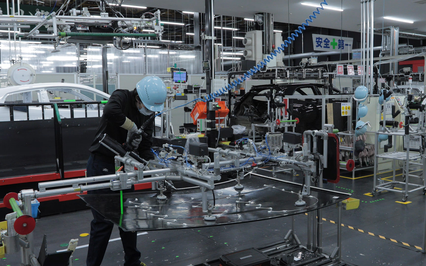 こちらはカーボンルーフへ接着剤塗る