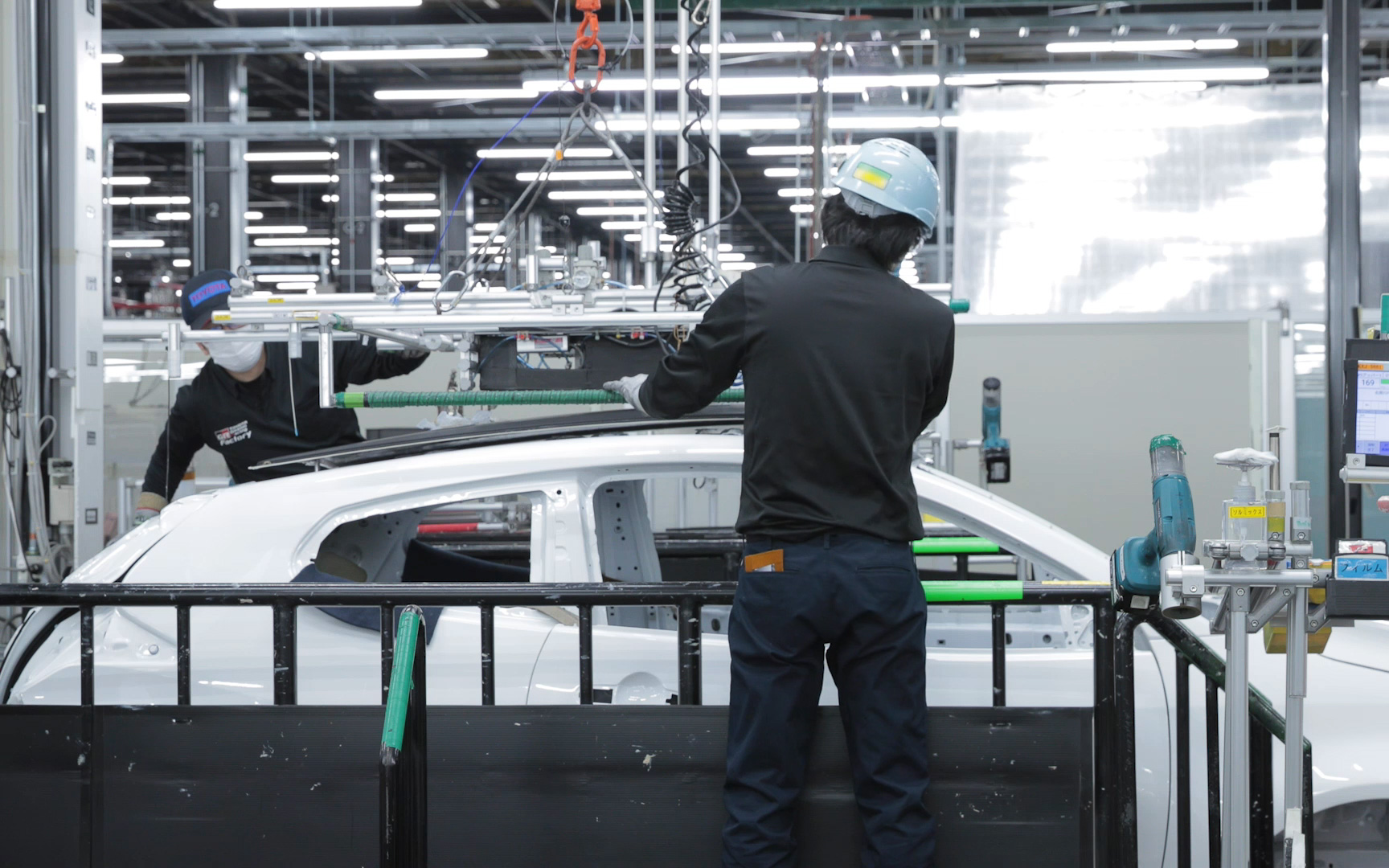 治具を使って2人で取り付け