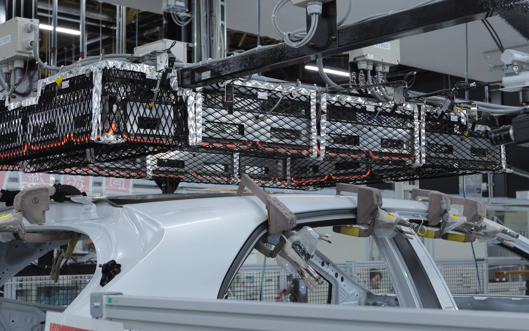 加圧をしつつ、上方からカーボンルーフを加熱している