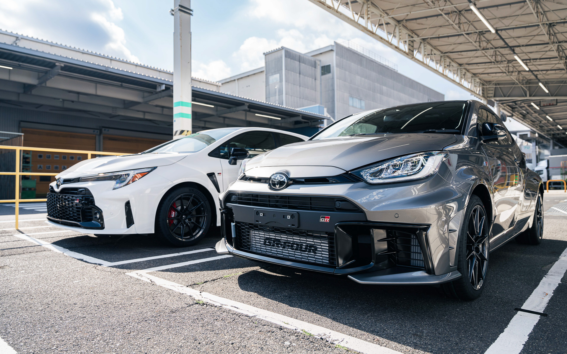 完成したGRカローラとGRヤリス