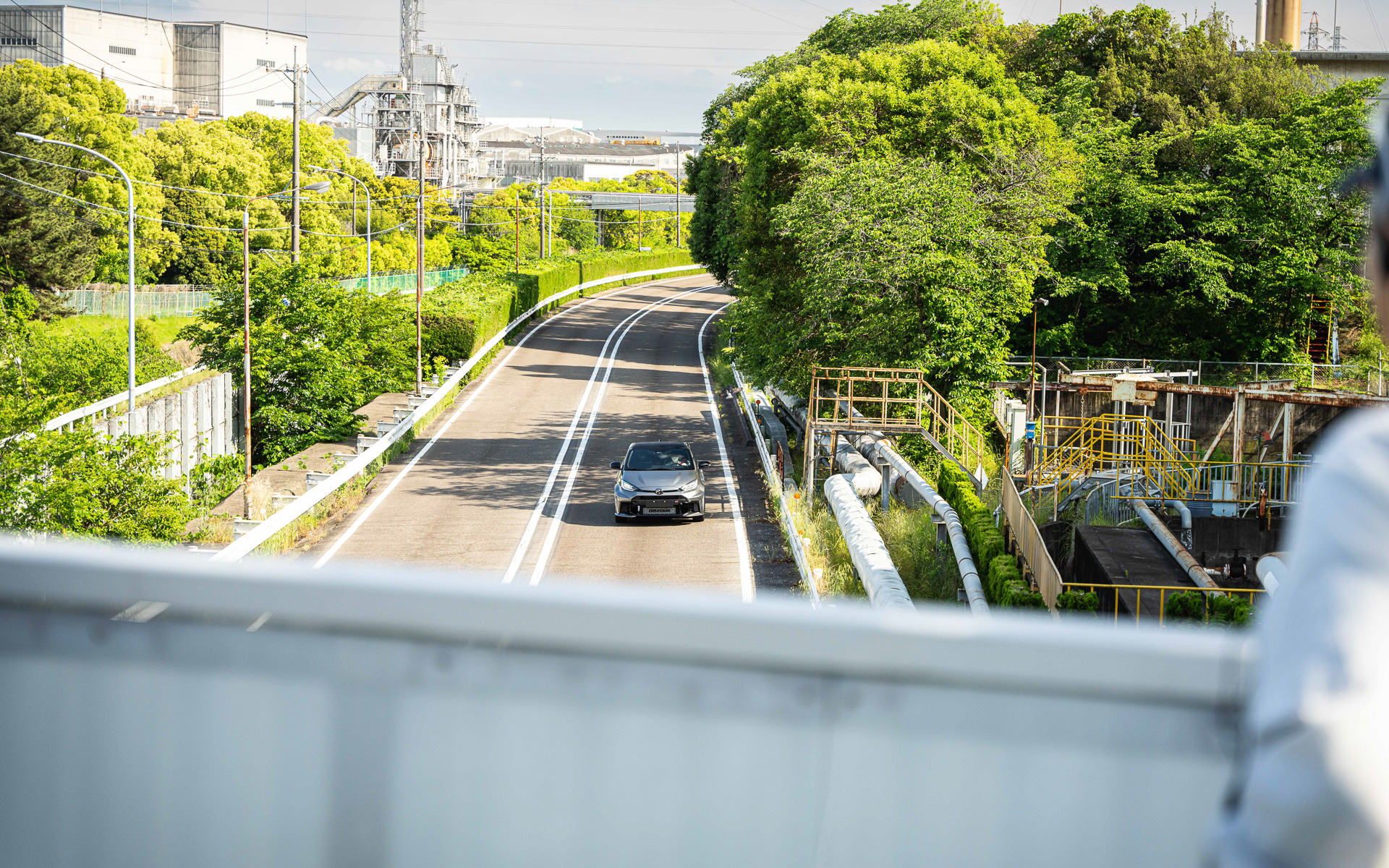 元町工場内のテストコースを走るGRヤリス